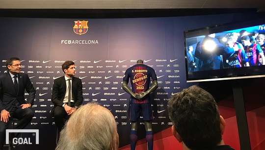 22일(현지시간) 바르셀로나 캄프누 스타디움에서 열린 로베르토의 계약 연장 행사 중 자신의 영상을 시청중인 로베르토. 사진=골닷컴 이하영 에디터