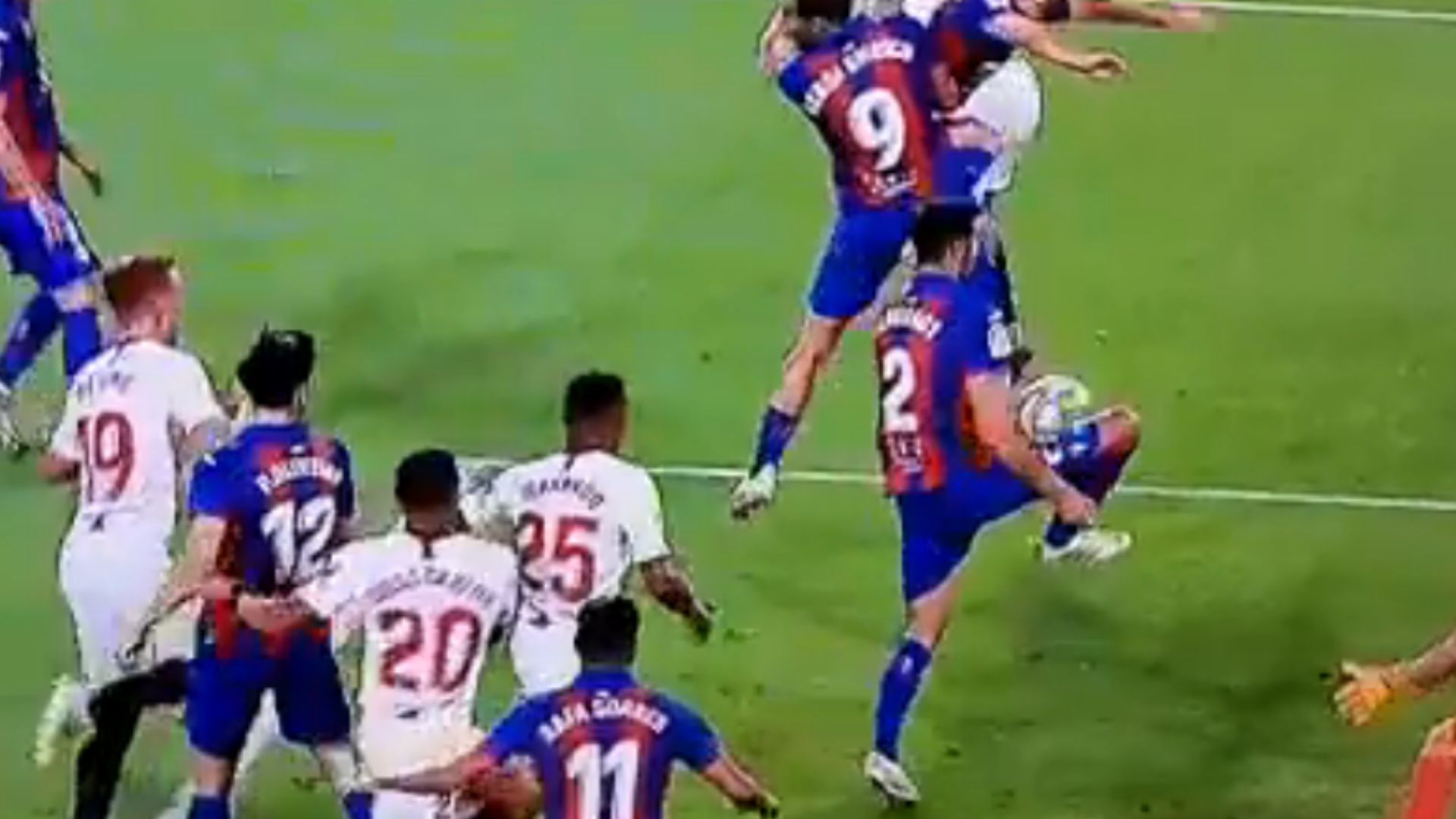 Burgos mano del Eibar