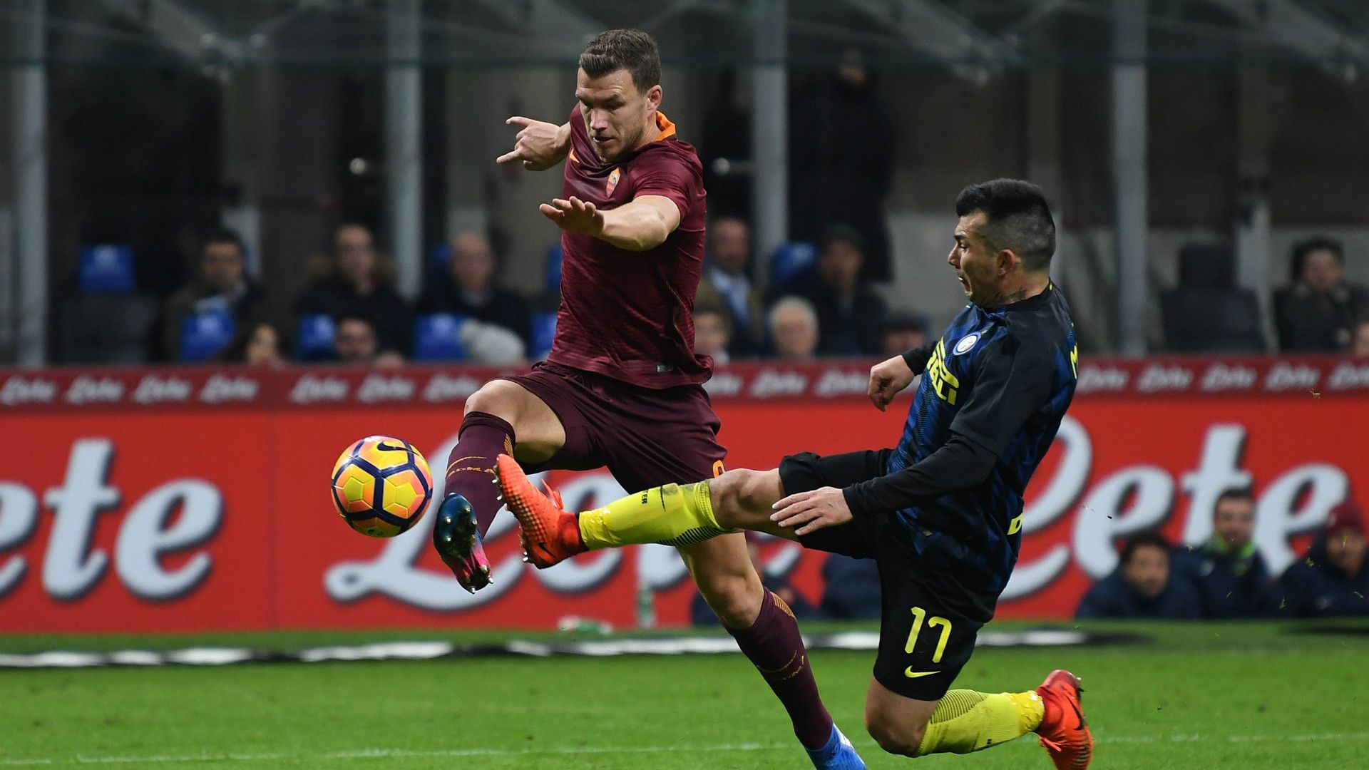 Edin Dzeko Gary Medel Inter Roma Serie A