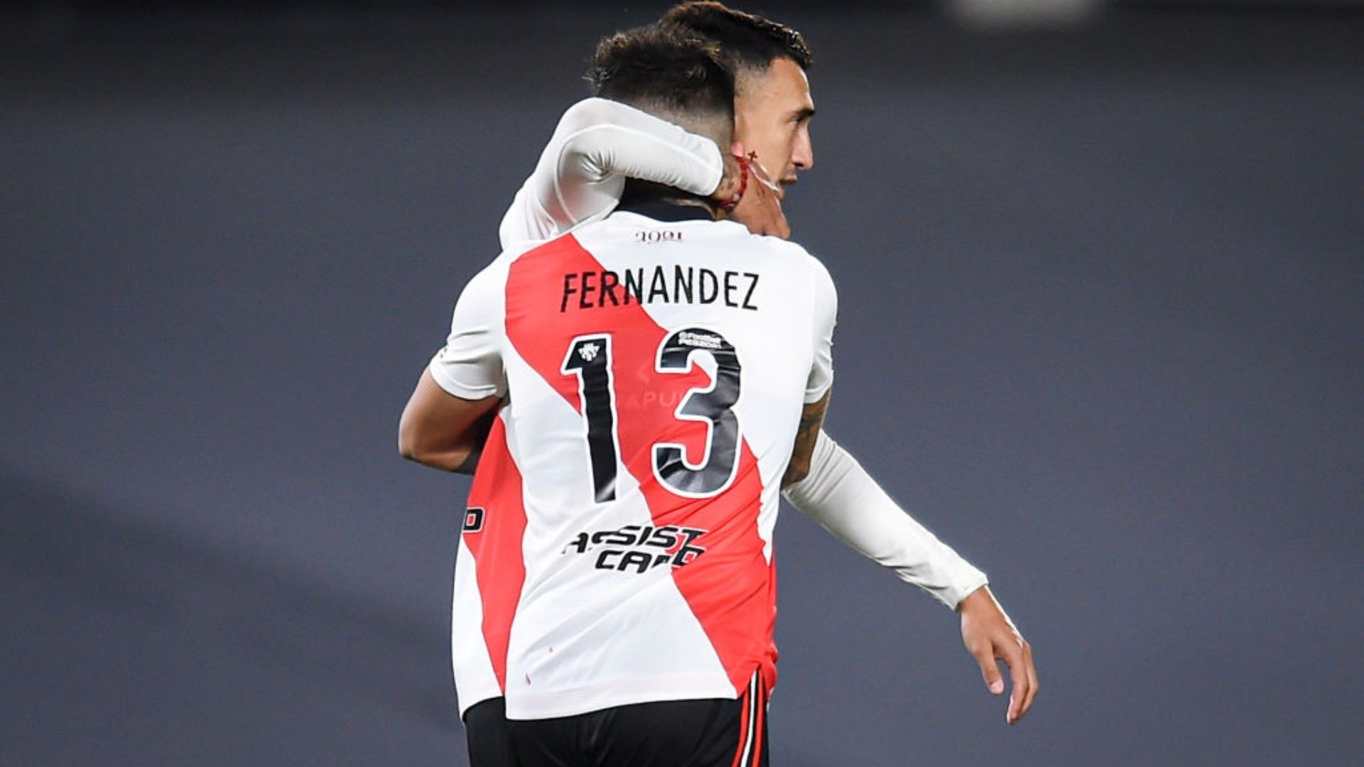 Enzo Fernández y Matías Suárez celebran un gol con River en 2021