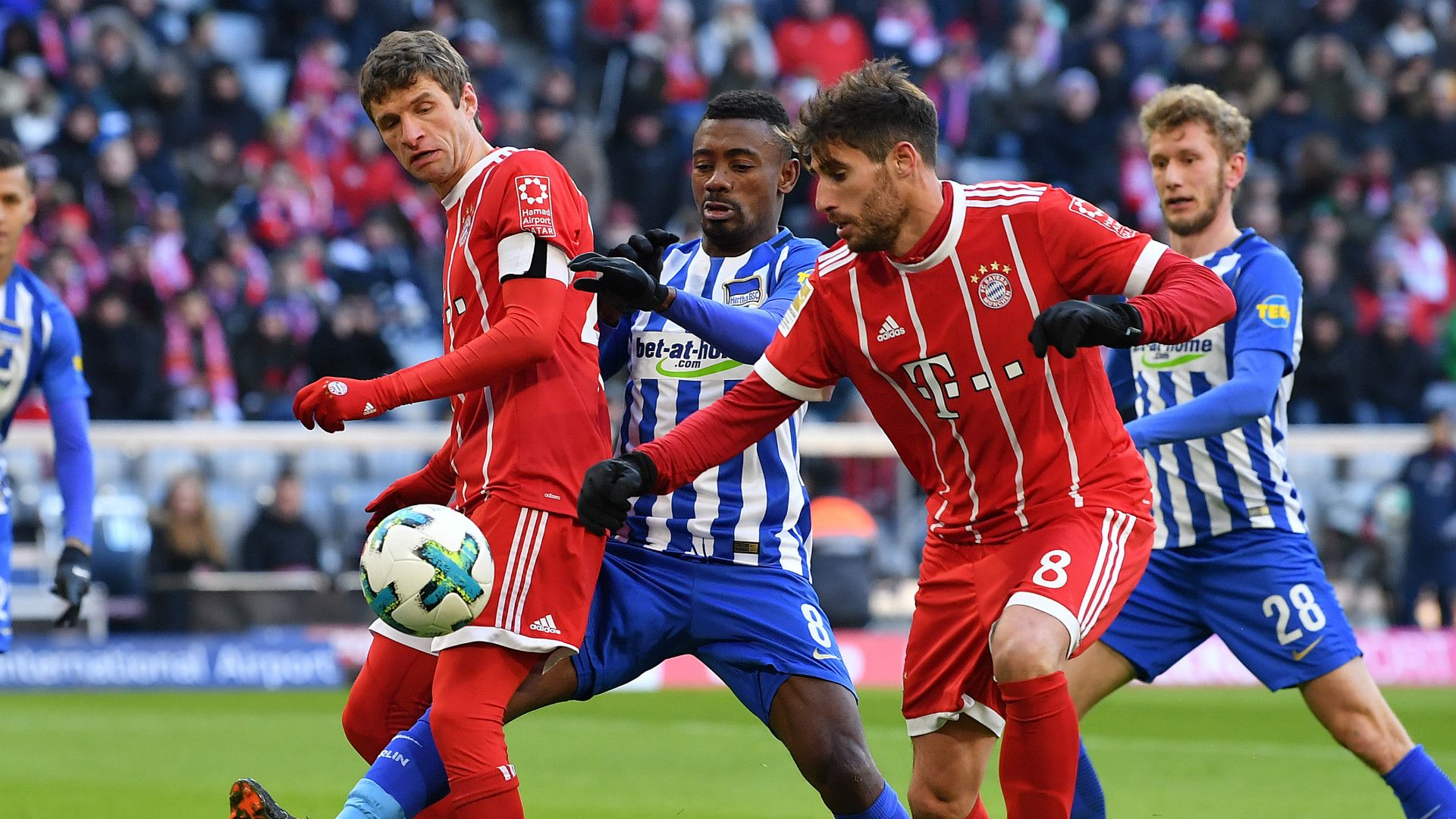 Javi Martinez Thomas Müller Salomon Kalou FC Bayern München Hertha BSC Berlin