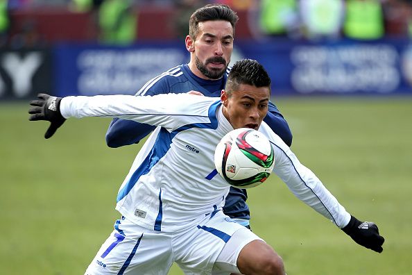 Darwin Ceren ante Ezequiel Lavezzi.