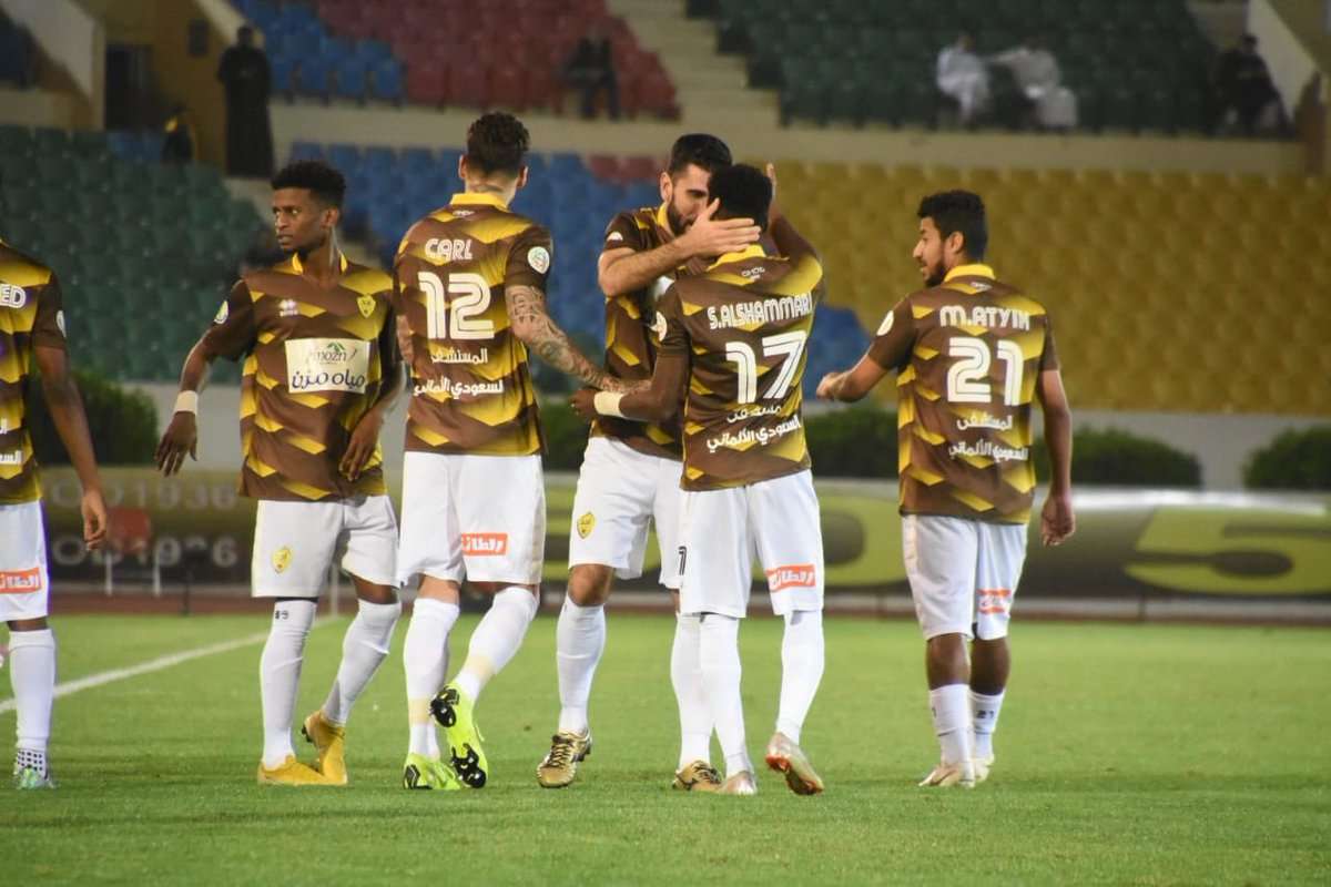 احتفال لاعبو أحد بالهدف في مرمى الفيصلي