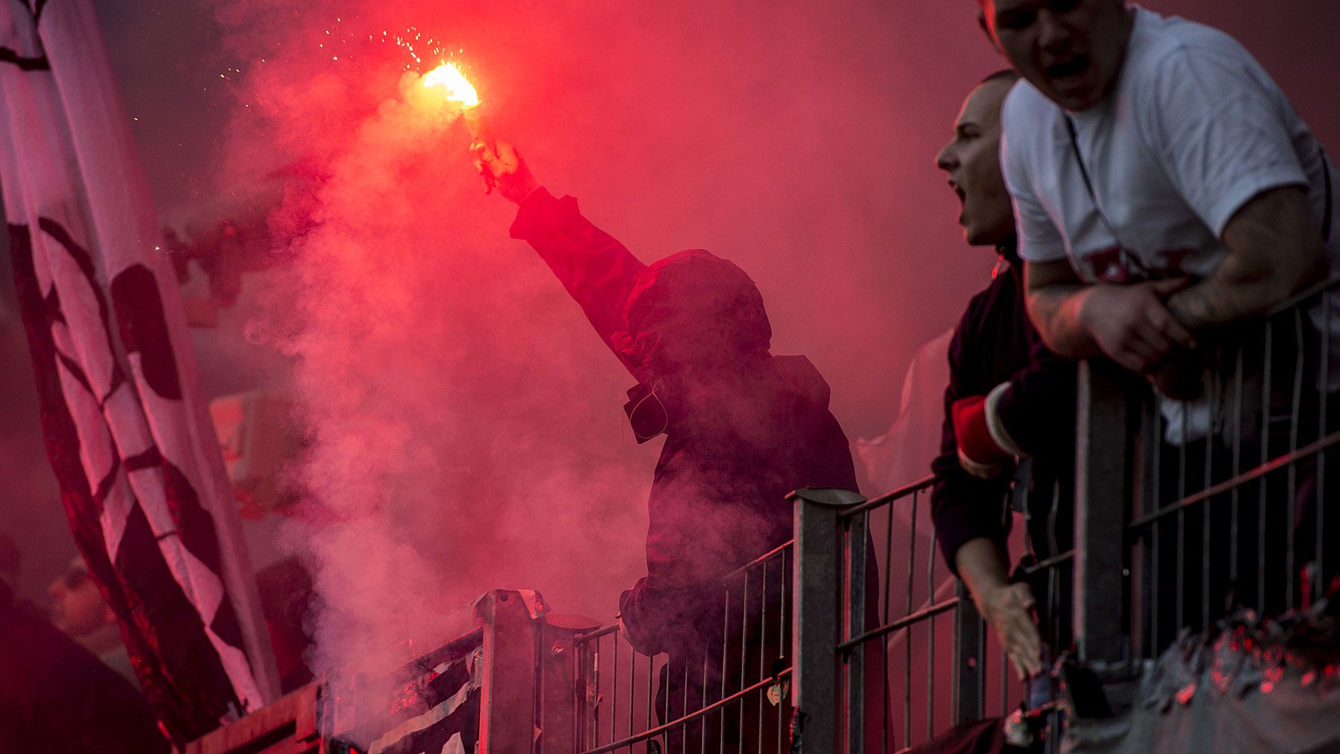 FANS HOOLIGAN PYRO BENGALO EINTRACHT FRANKFURT 1. FC NÜRNBERG BUNDESLIGA RELEGATION 19052016
