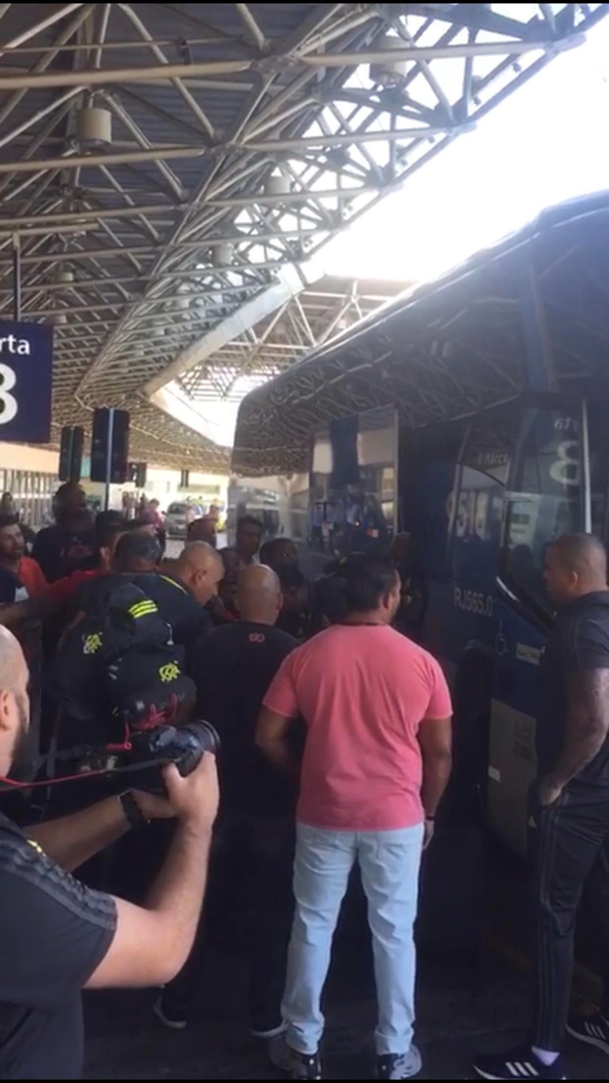 Torcida protesta contra momento do Flamengo