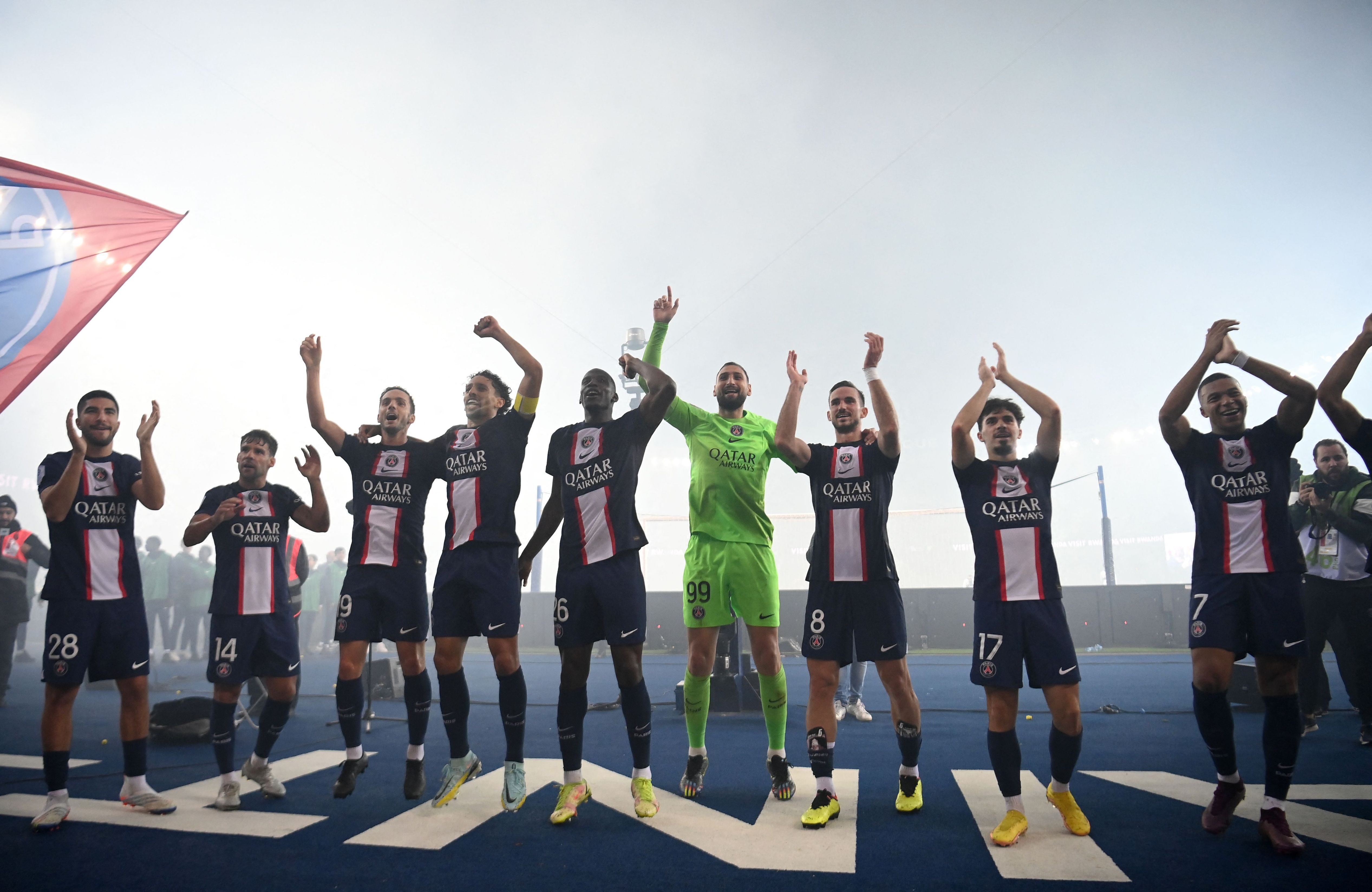 Classique PSG OM clapping joueurs supporters