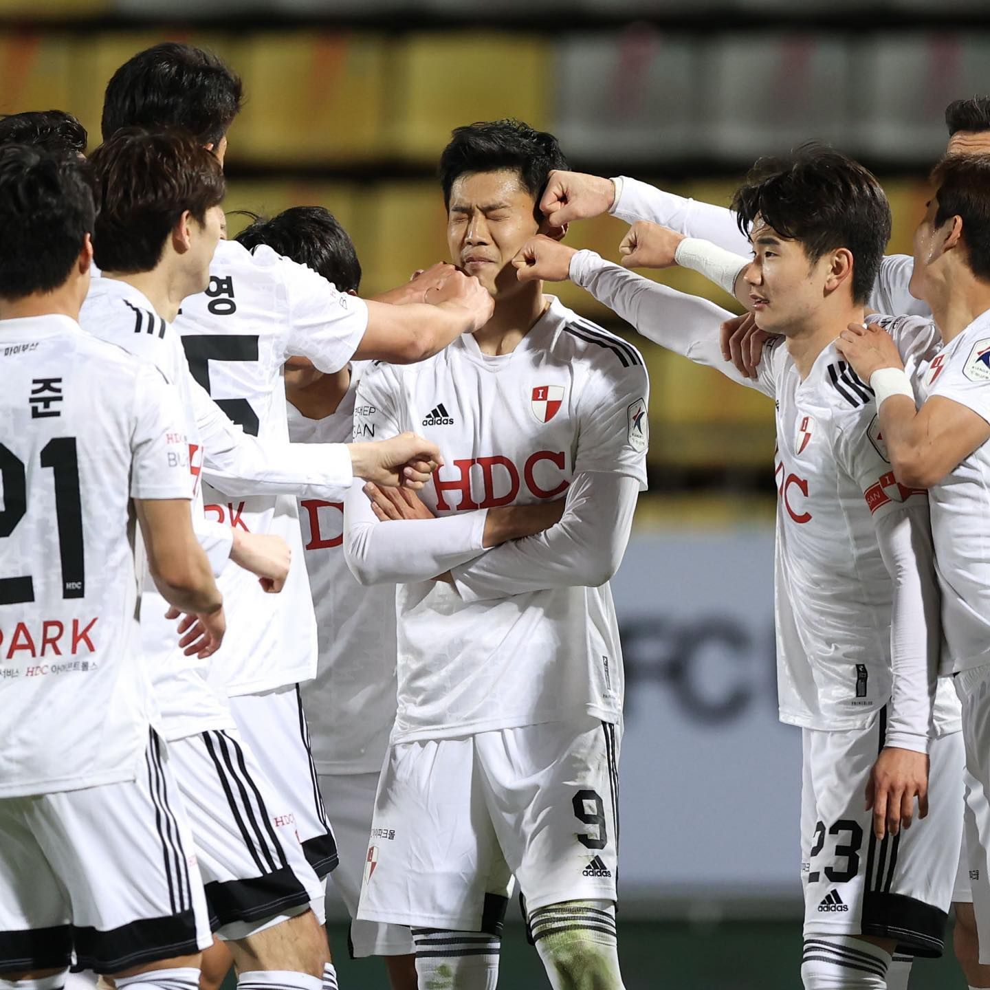 부산 안병준 낙동강더비 세레머니