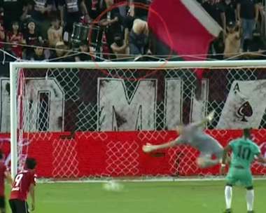 Muangthong supporter flashing