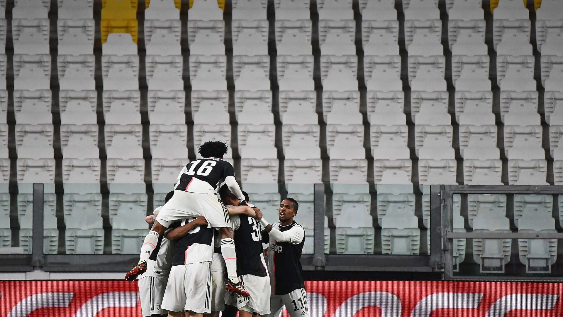 Juventus Inter celebrating Serie A