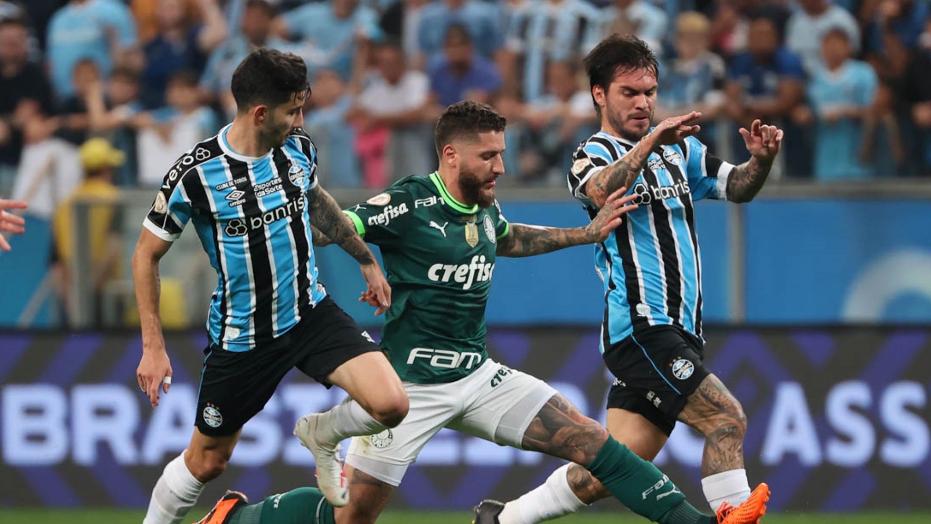 Zé Rafael, do Palmeiras, cercado por jogadores do Grêmio no Brasileirão 2023