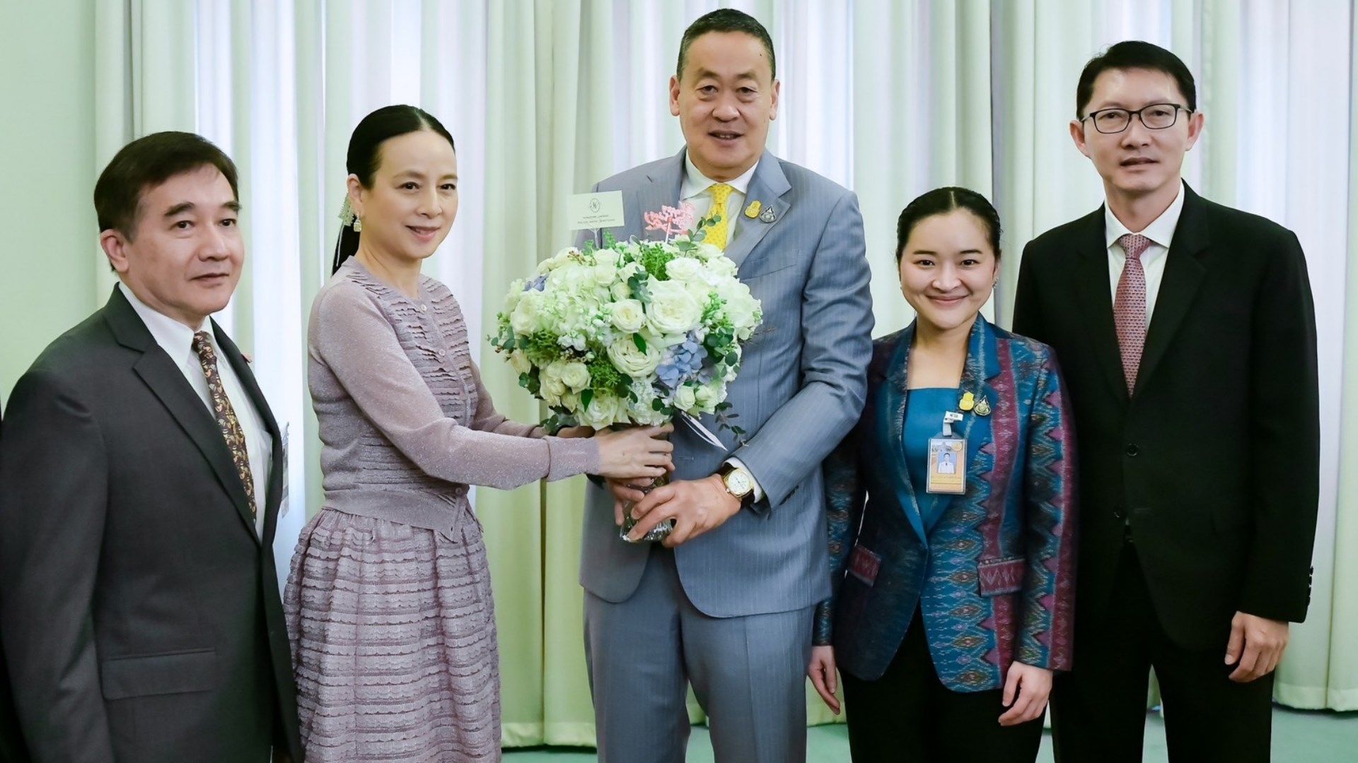 “มาดามแป้ง” นวลพรรณ ล่ำซำ - เศรษฐา ทวีสิน