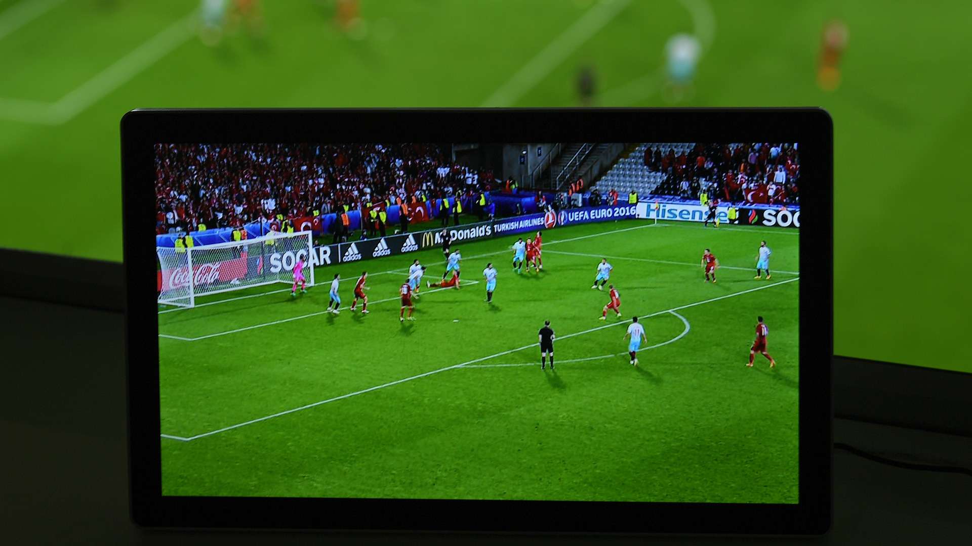 Fußball im TV Livestream Fernseher Kamera