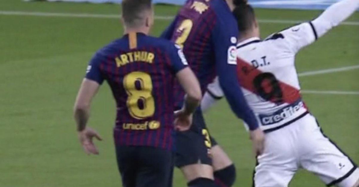 Posible penalti de Pique a De Tomás