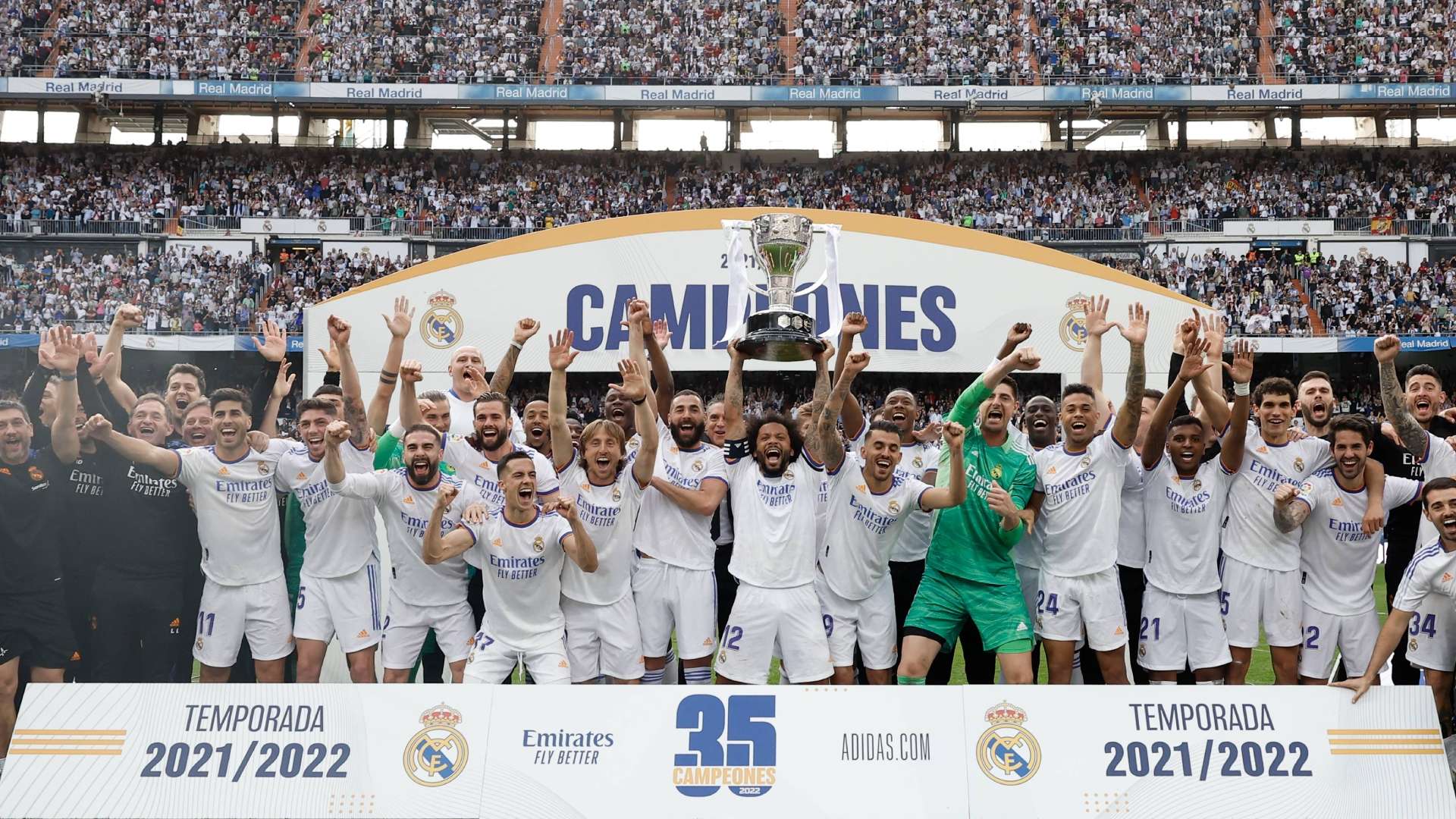 Real Madrid winning La Liga trophy 2022