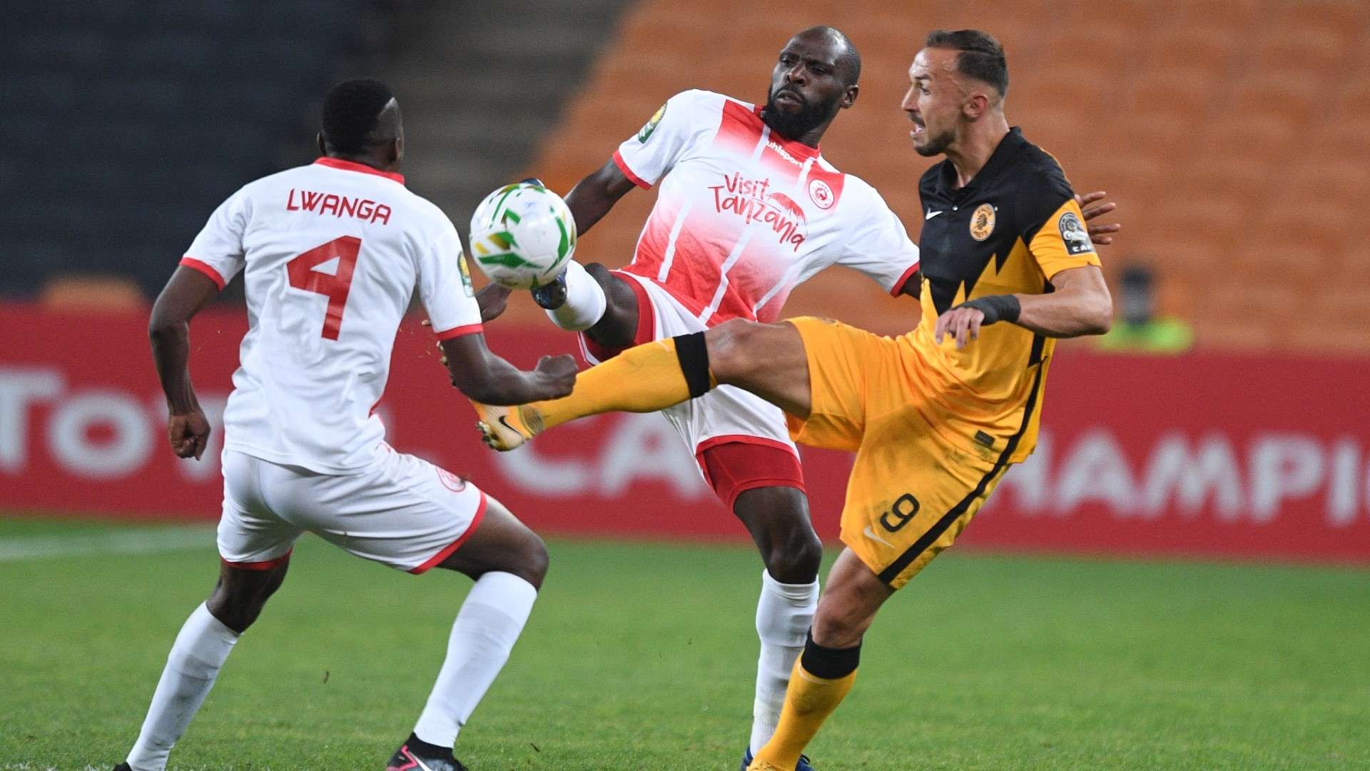 Joash Onyango of Simba SC challenges Samir Nurkovic of Kaizer Chiefs and Taddeo Lwanga.