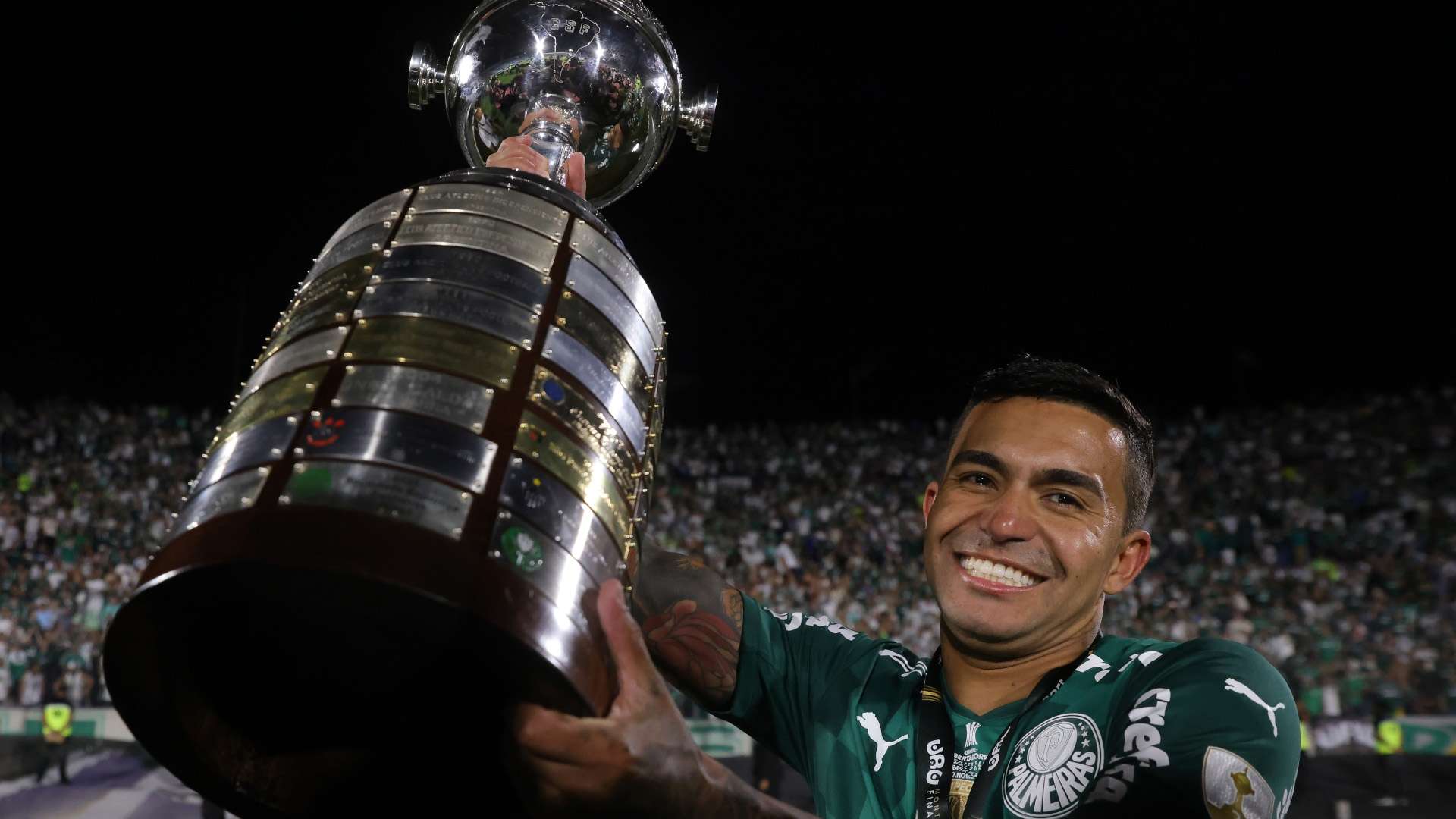 Dudu com a taça, Palmeiras campeão da Libertadores 2021