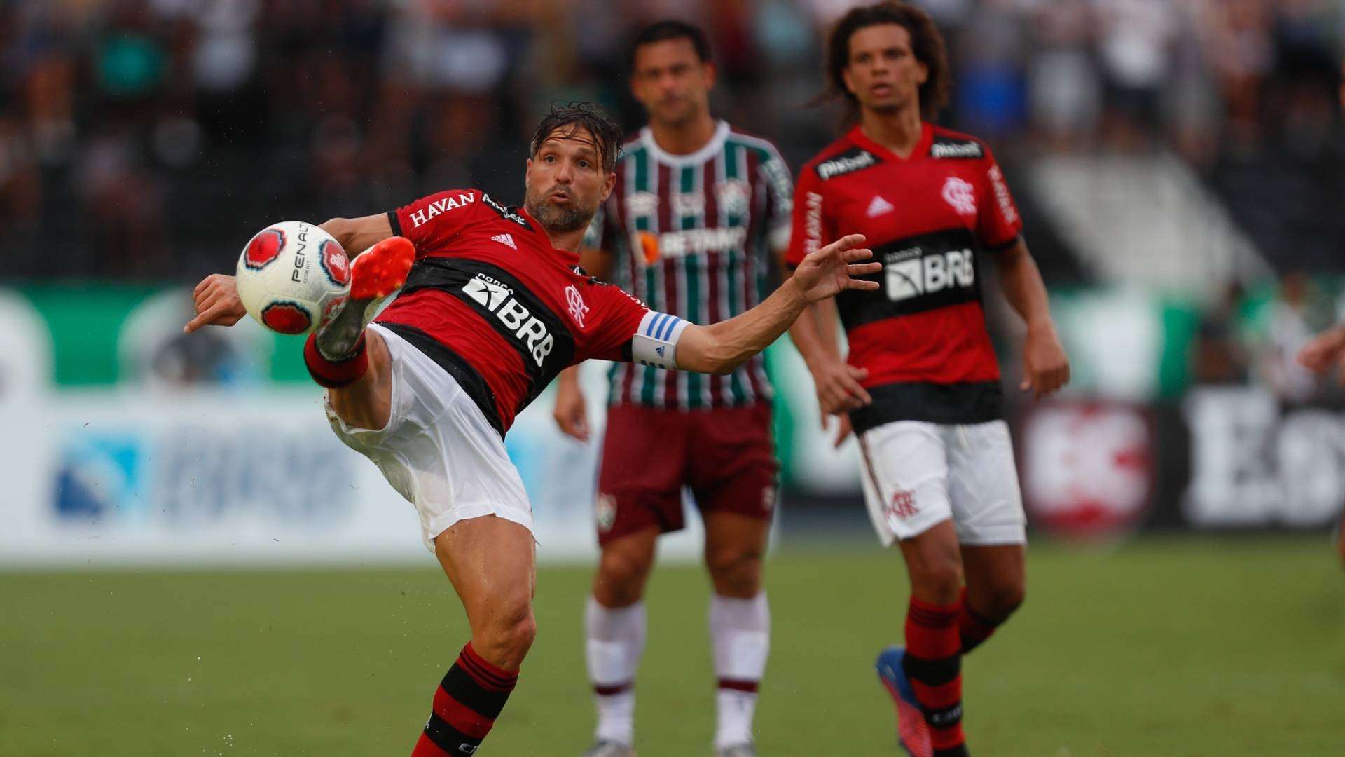 Diego tenta dominar a bola no clássico contra o Fluminense