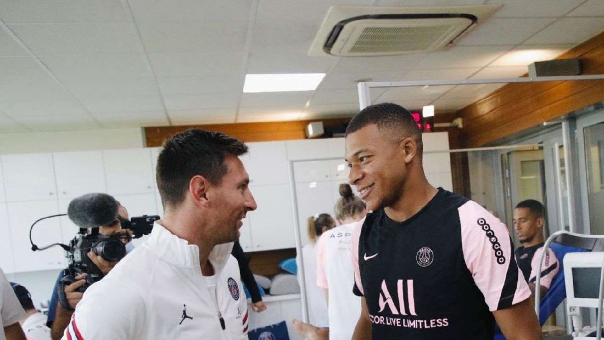 MBAPPÉ MESSI 12082021