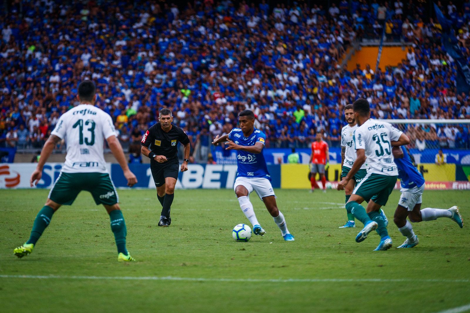 Cruzeiro recebe o Palmeiras e tenta se salvar do rebaixamento