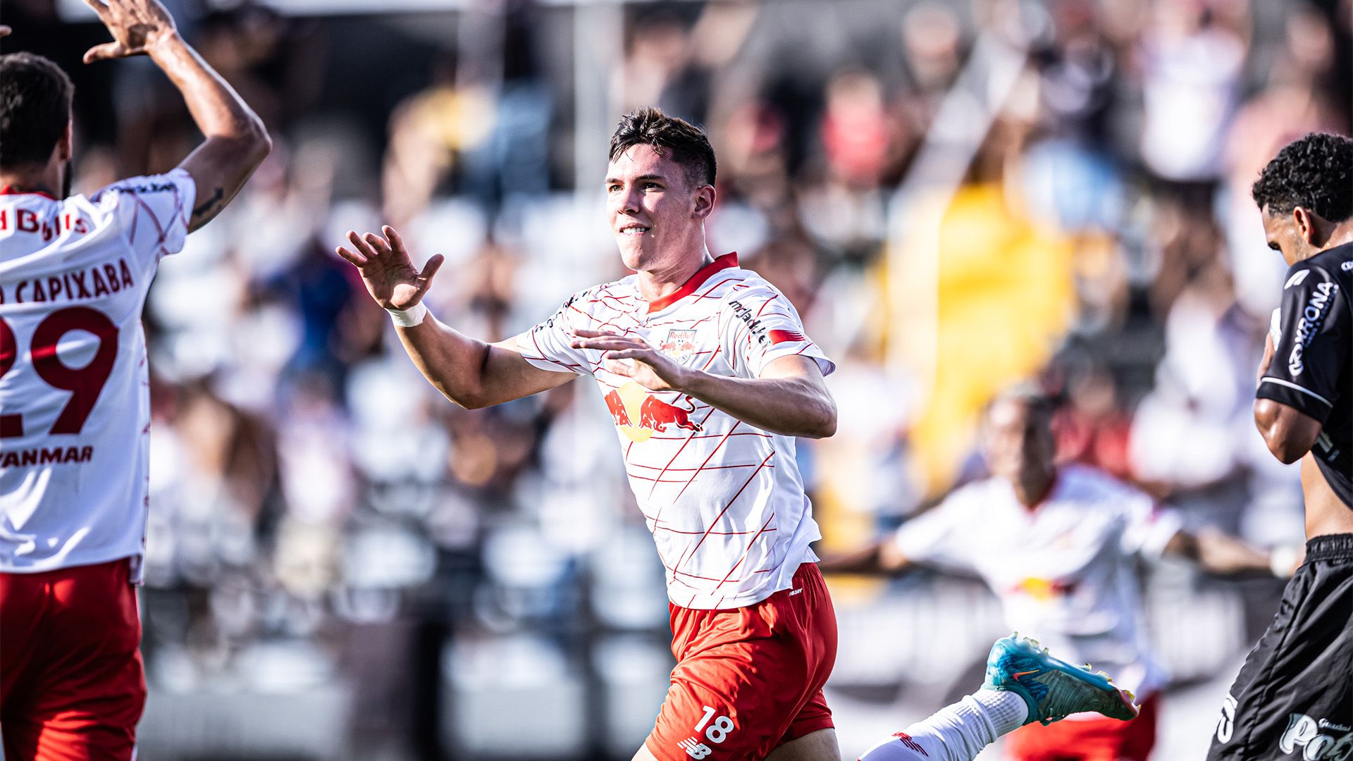 Thiago Borbas comemora gol pelo Red Bull Bragantino