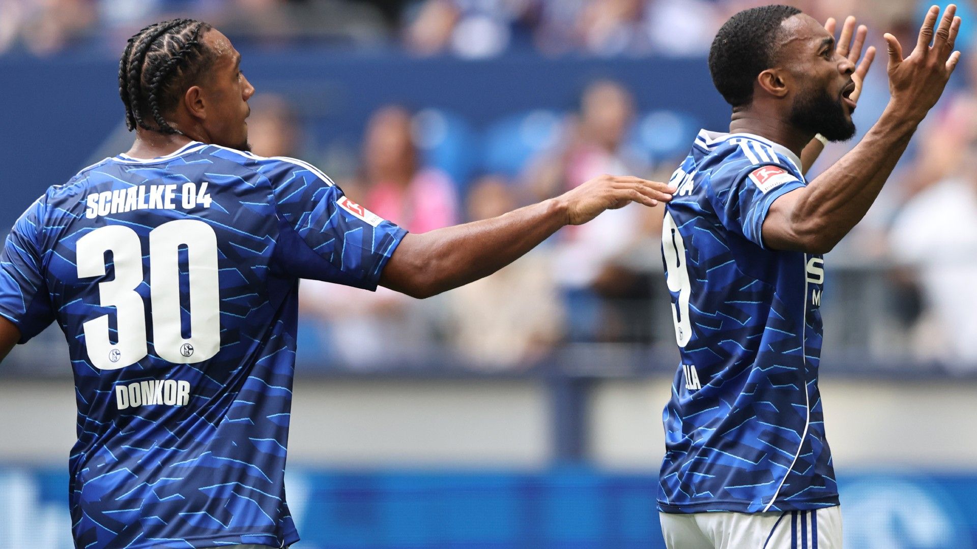 Moussa Sylla of FC Schalke 04 celebrates scoring 