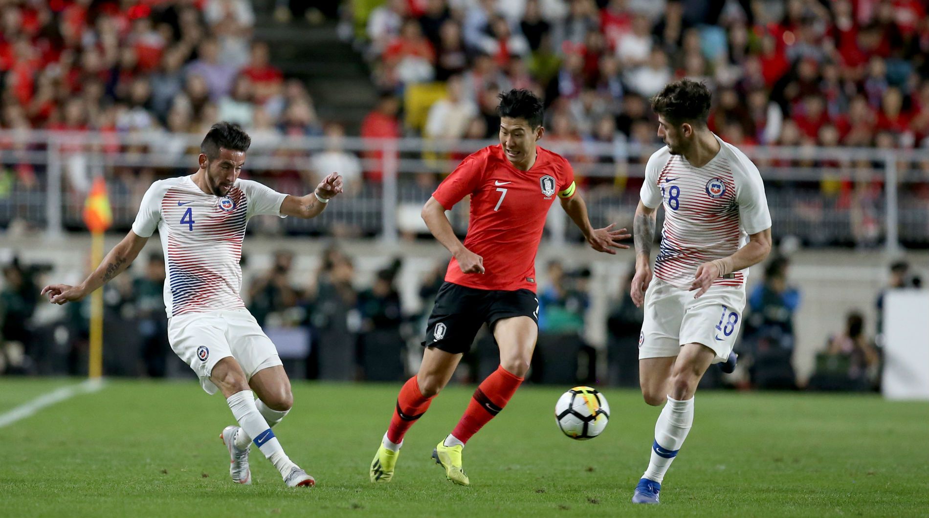 110918 Heung Min Son Mauricio Isla Ángelo Sagal Chile Corea del Sur