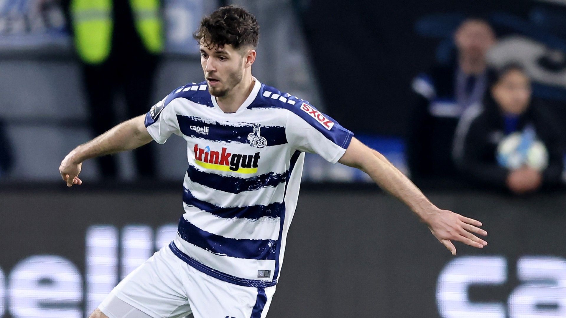 Tobias Fleckstein of Duisburg runs with the ball 