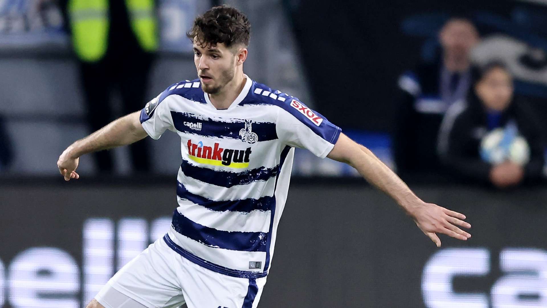 Tobias Fleckstein of Duisburg runs with the ball