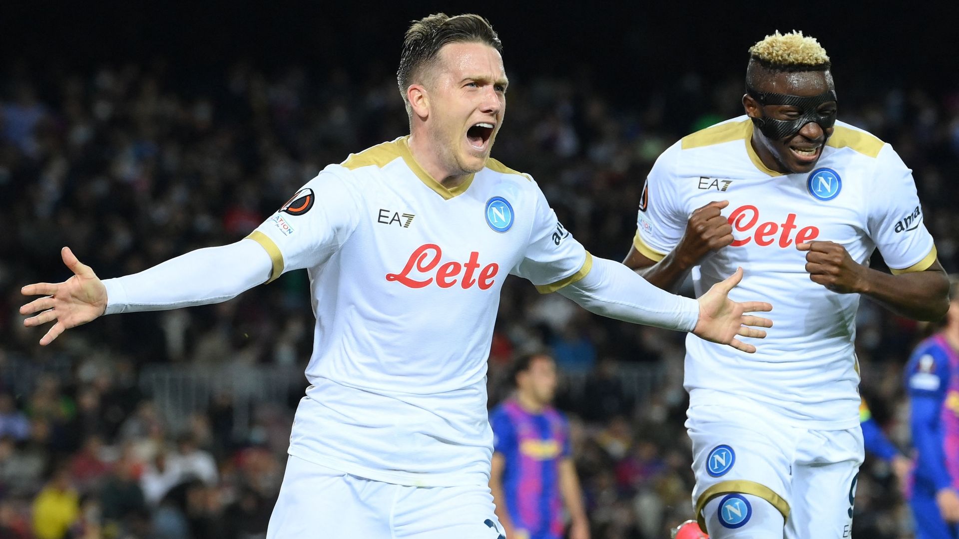 Zielinski celebrating Barcelona Napoli Europa League