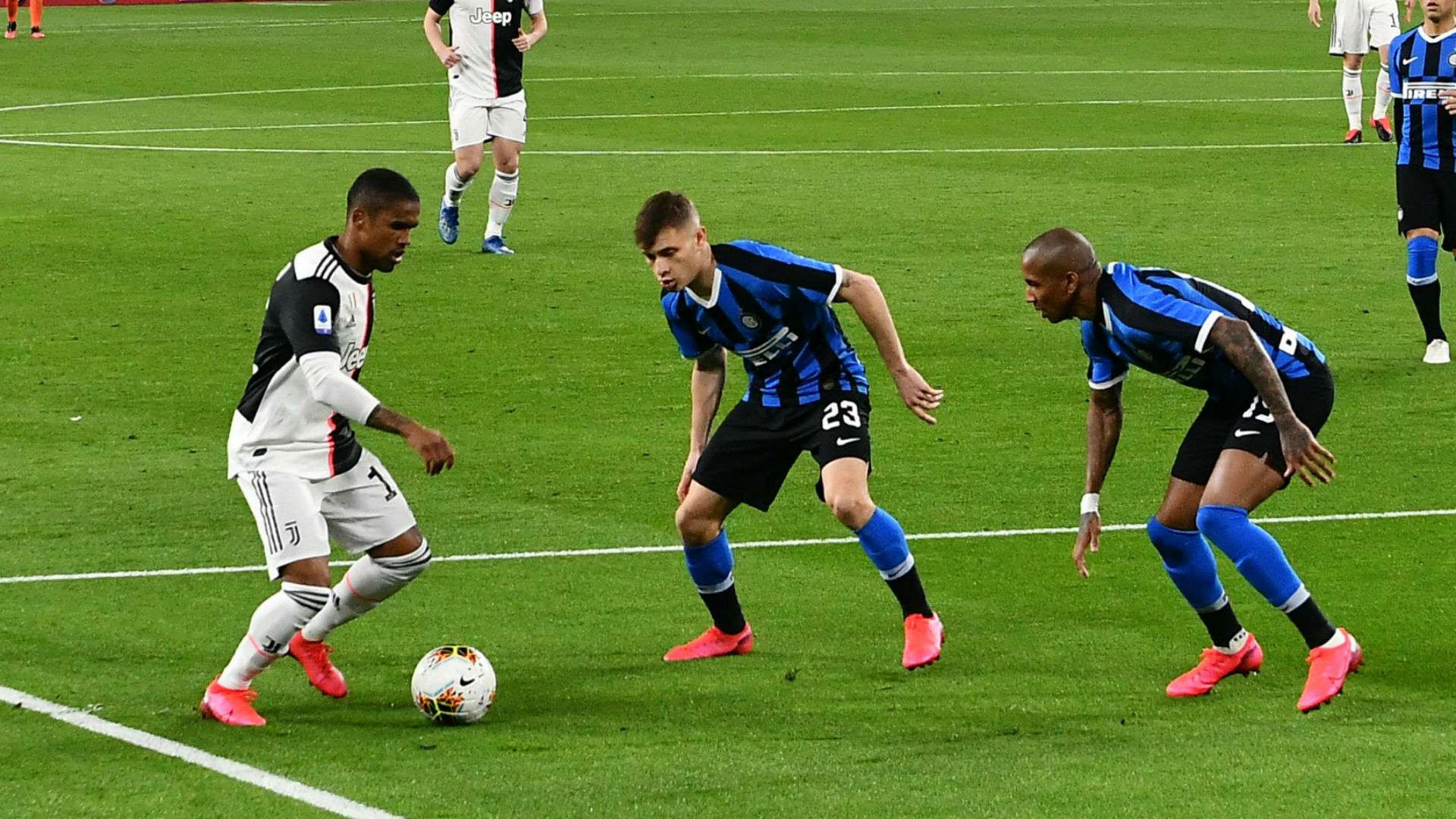 Douglas Costa Ashley Young Juventus Inter