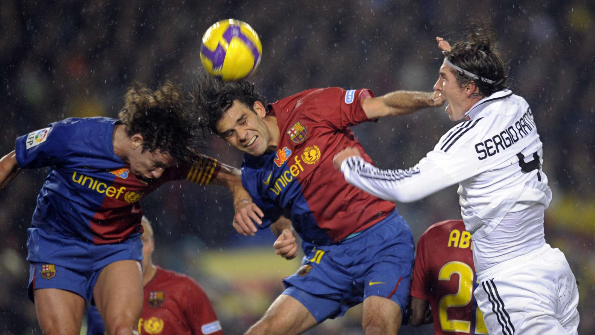 Carles Puyol, Rafael Marquez (FC Barcelona) und Sergio Ramos (Real Madrid) kämpfen in einem Clásico 2008 um den Ball.