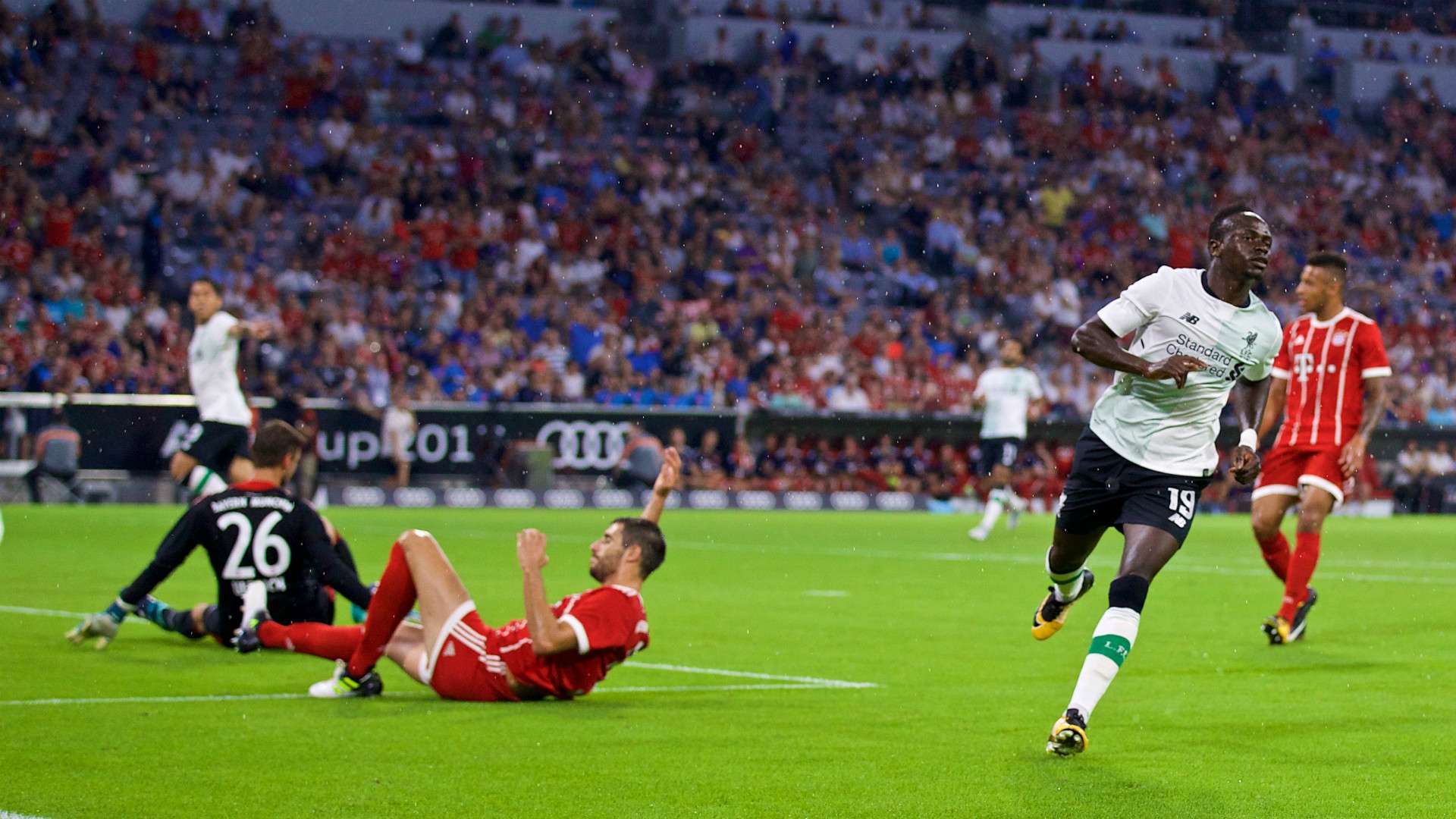 HD Sadio Mane Liverpool celebrate v Bayern