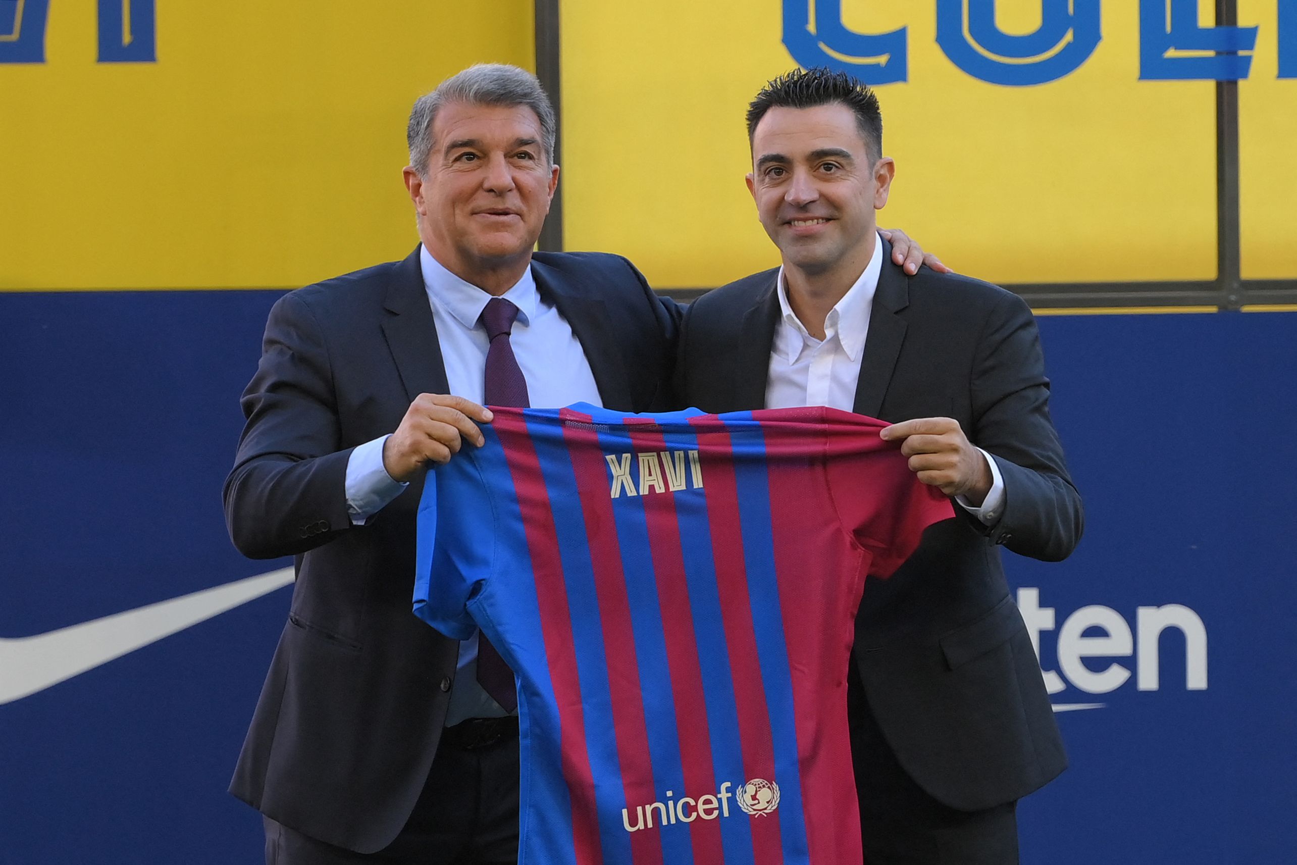 Joan Laporta Xavi Hernandez Barcelona