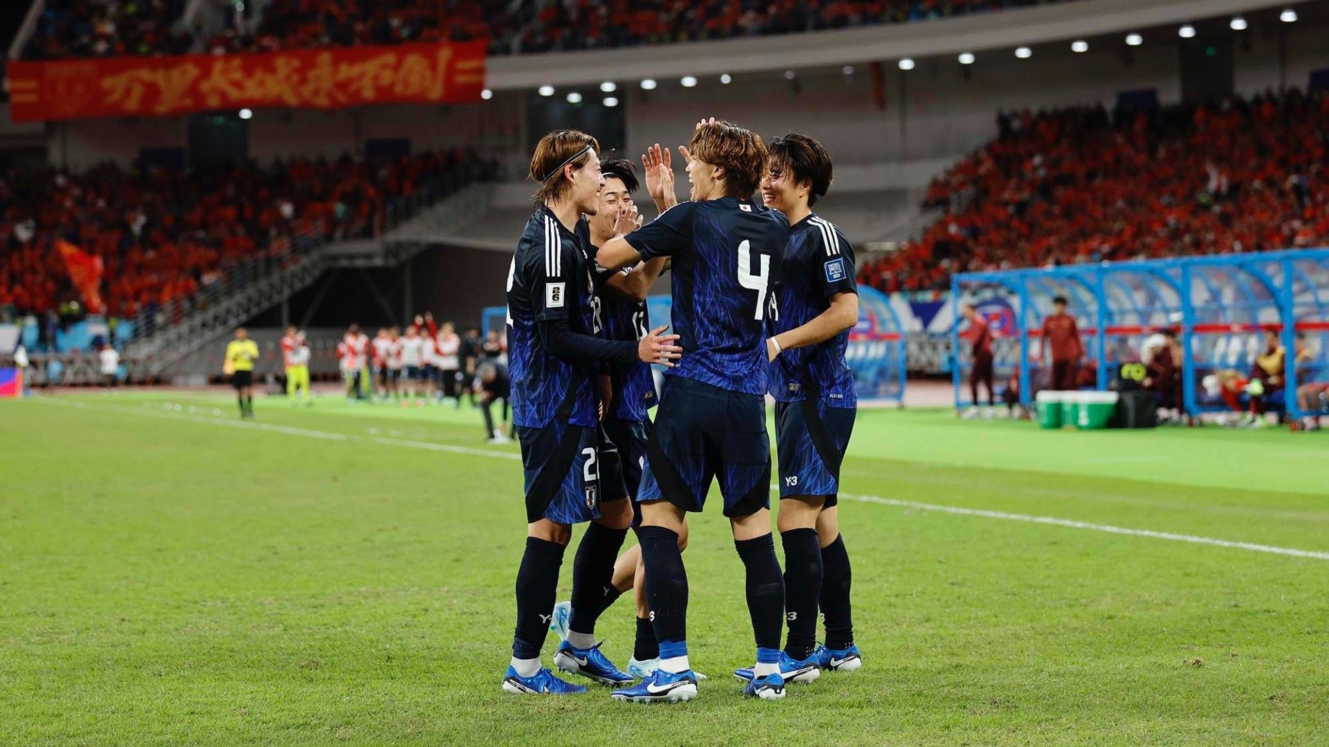 20241119-japan-match-itakura-seko-high five
