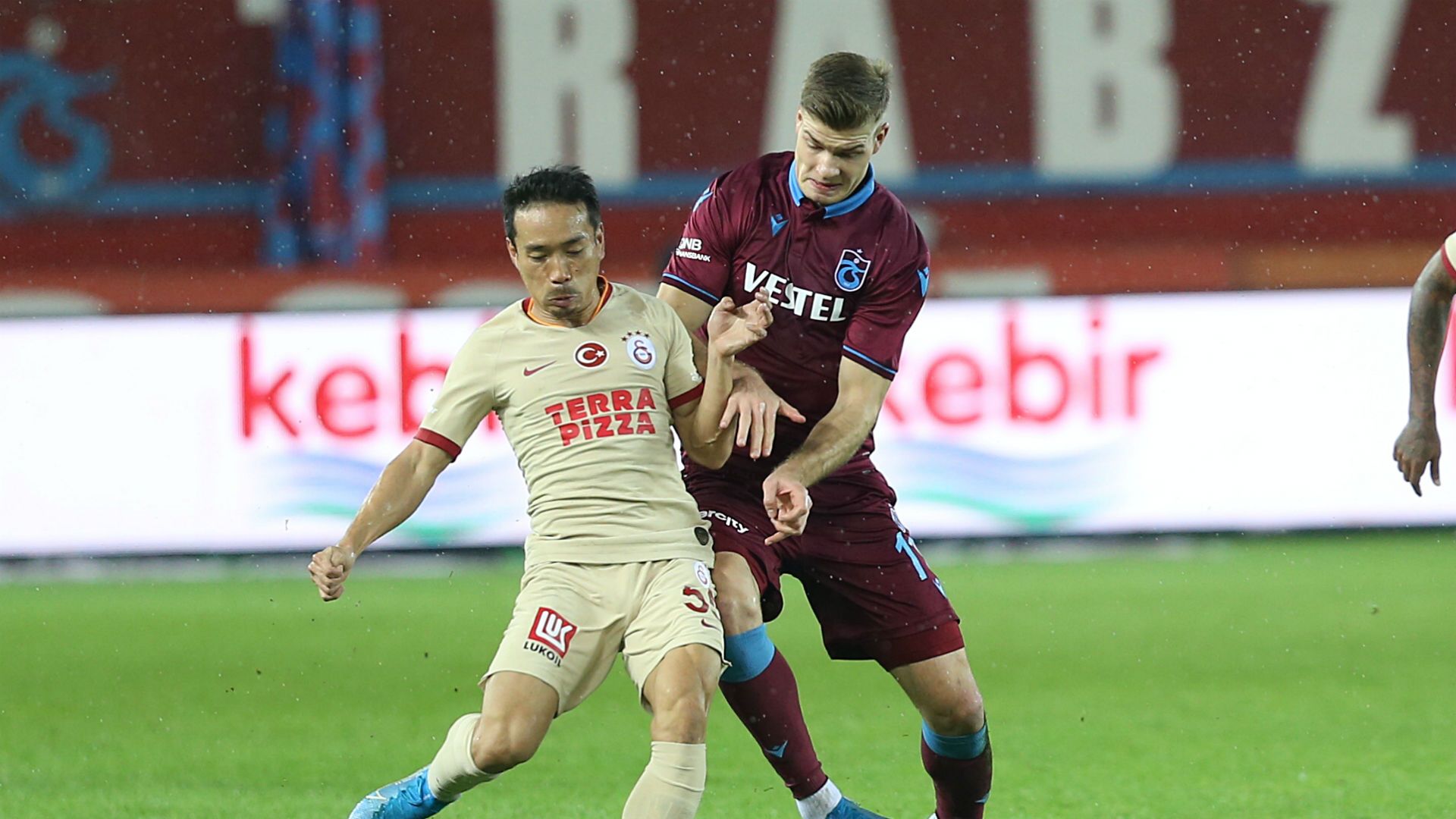 Yuto Nagatomo Alexander Sorloth Trabzonspor v Galatasaray 12012019