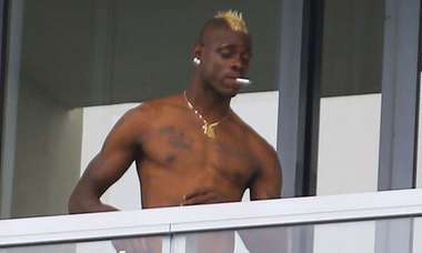 Balotelli Smoking