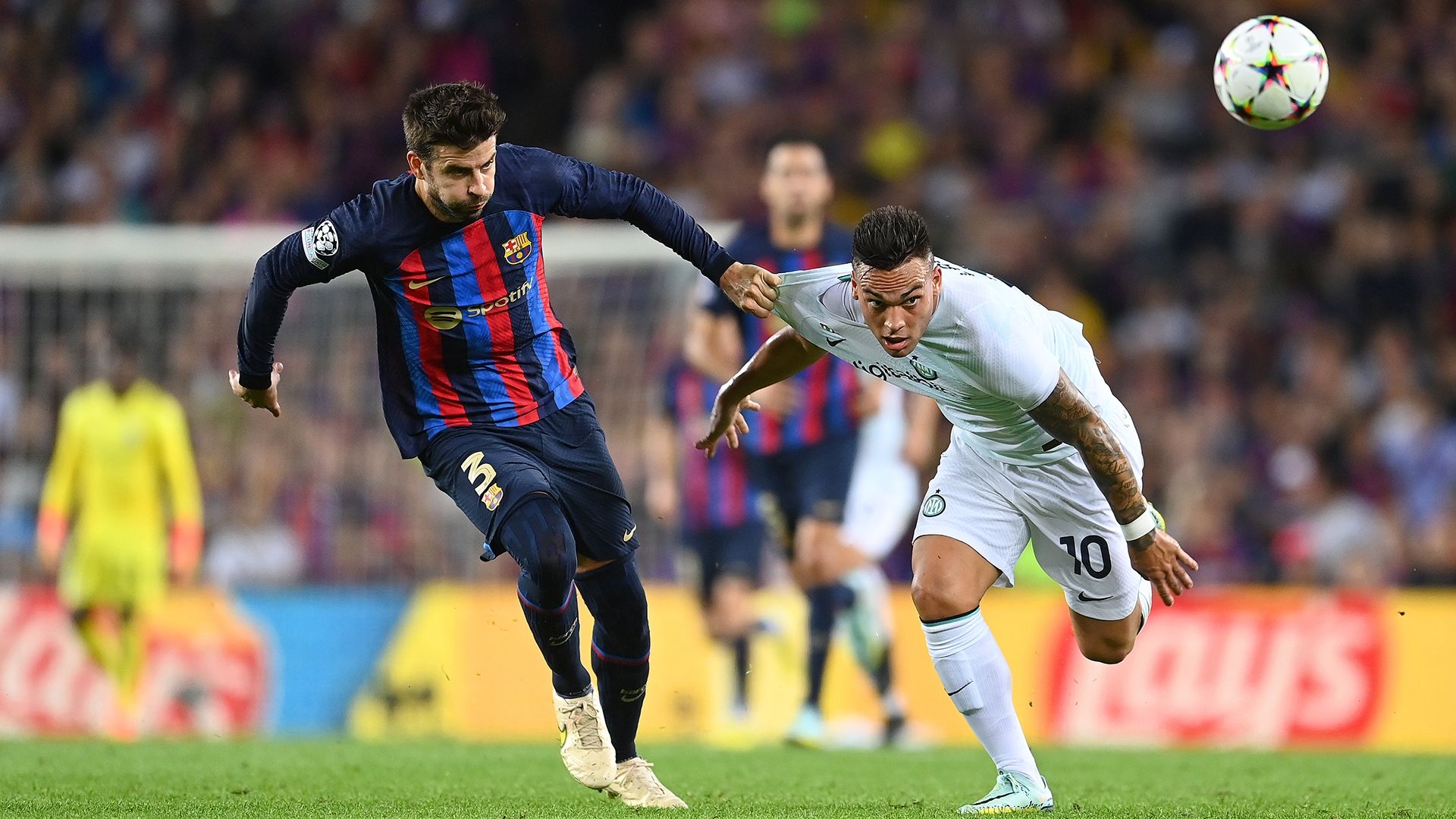 Gerard Pique Lautaro Martinez Barcelona Inter 2022-23