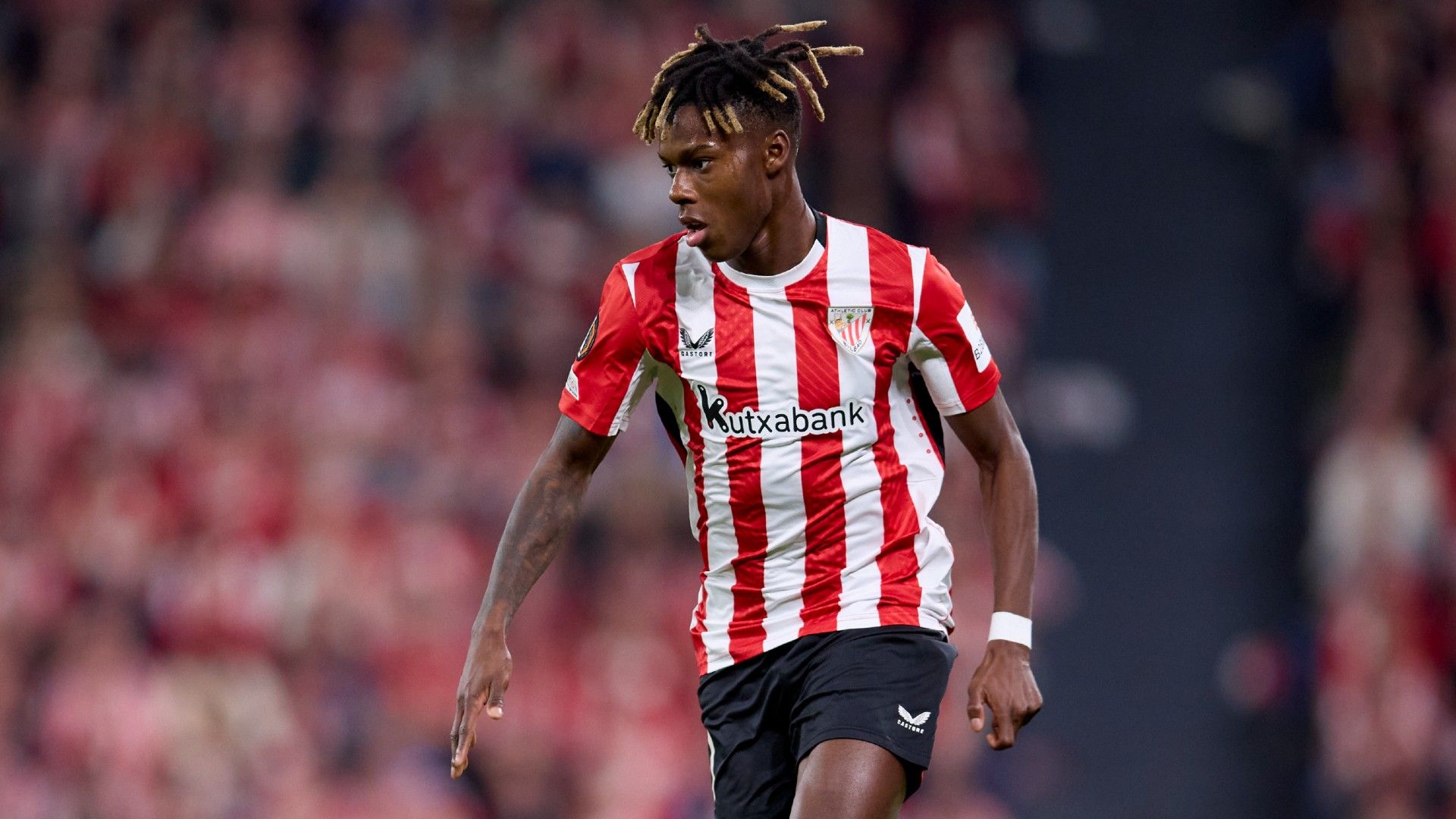 Nico Williams of Athletic Club runs with the ball 