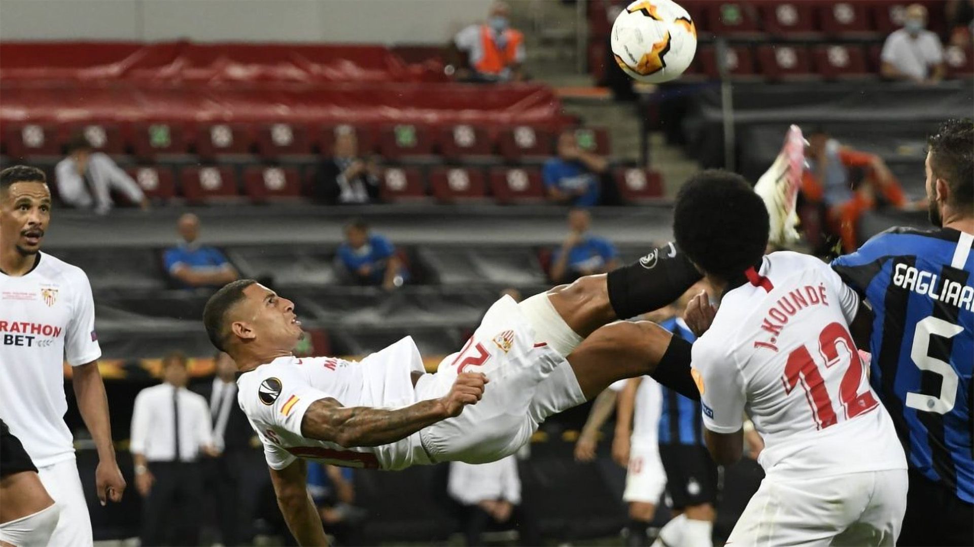 Diego Carlos bicicleta Sevilla Inter Milan Europa League 21082020