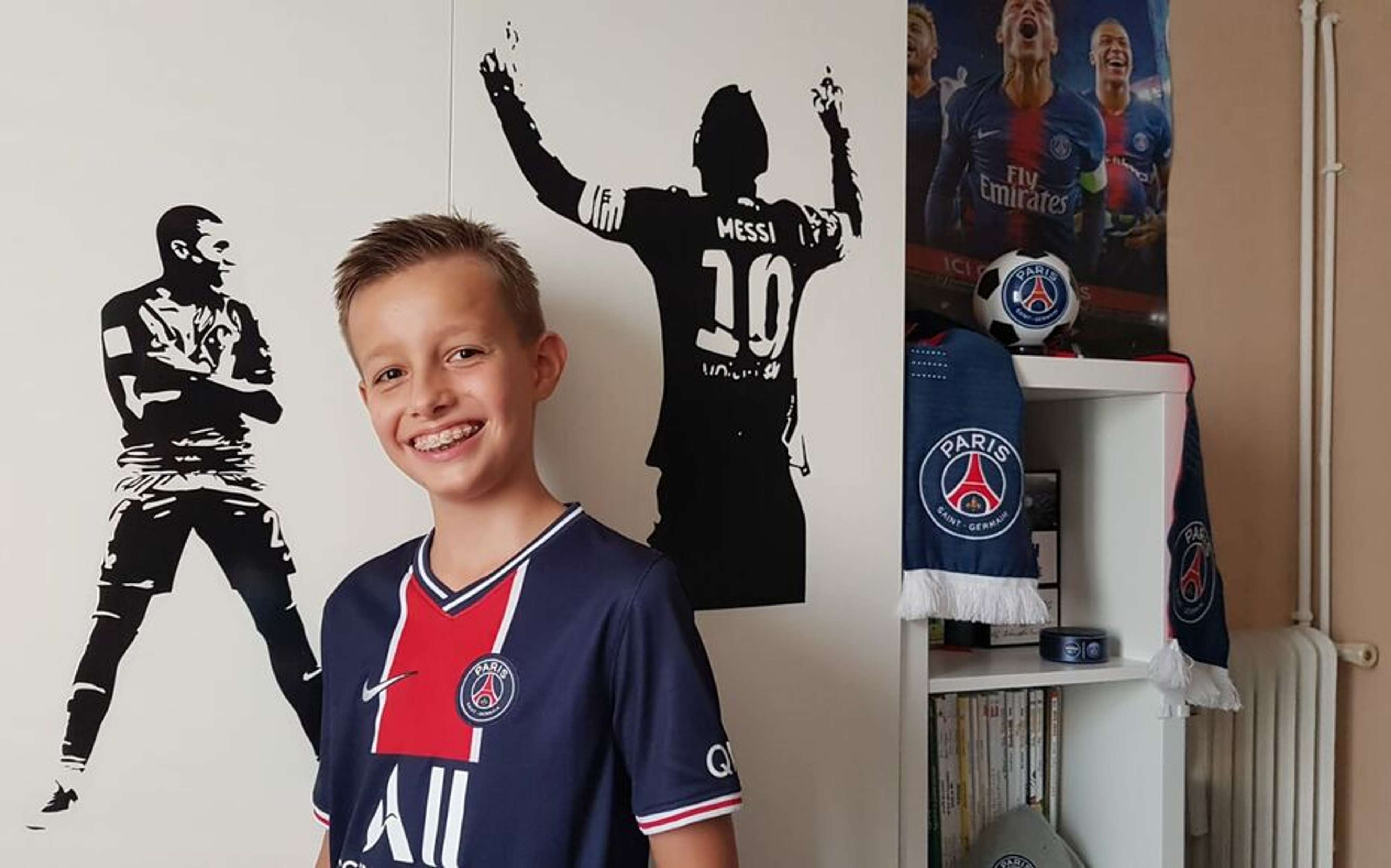 Lucas, 11 ans, dans sa chambre aux couleurs du PSG