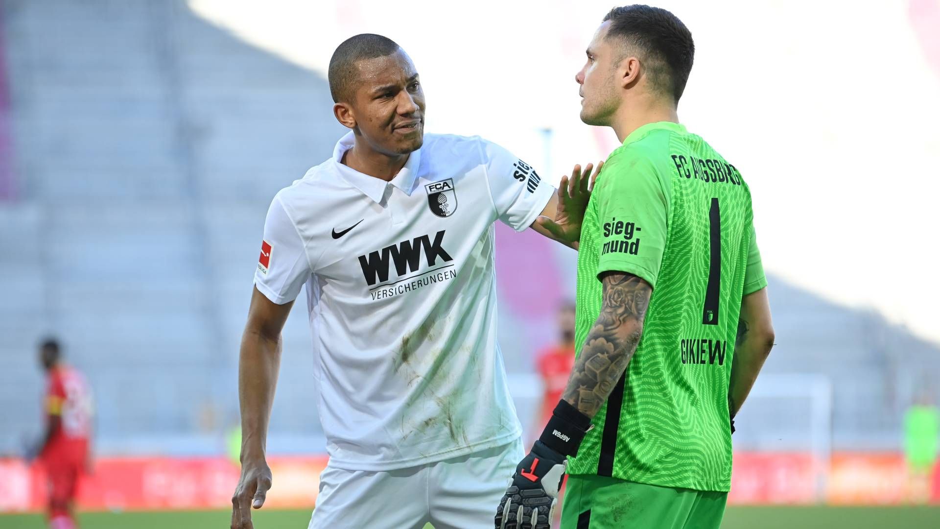 Felix Uduokhai Rafal Gikiewicz FC Augsburg