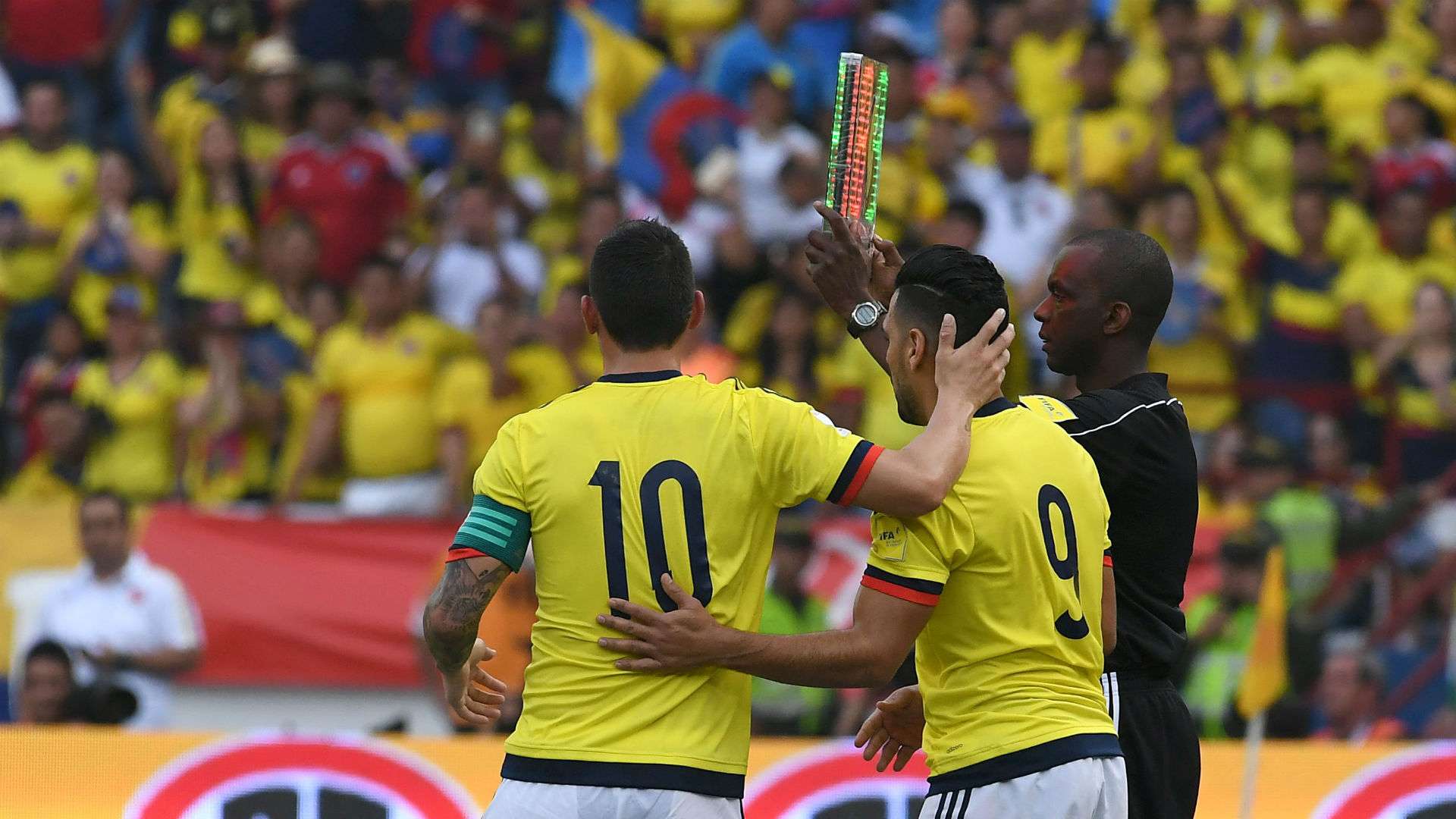 Abrazo falcao y James Colombia vs Chile Eliminatoria 10112016
