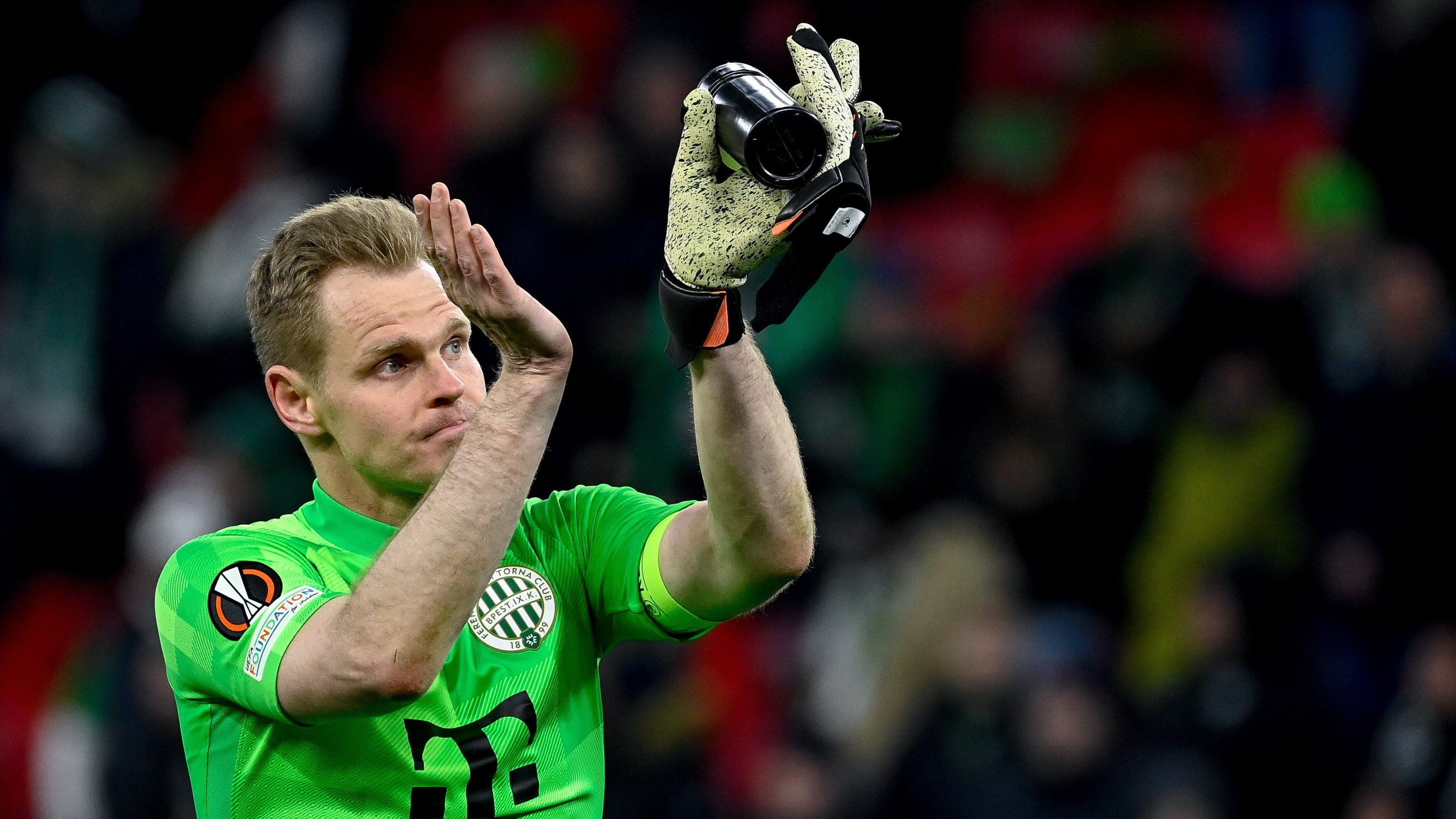 A ferencvárosi Dibusz Dénes kapus a labdarúgó Európa-liga nyolcaddöntőjében játszott Ferencváros - Bayer Leverkusen visszavágó mérkőzés végén a Puskás Arénában 