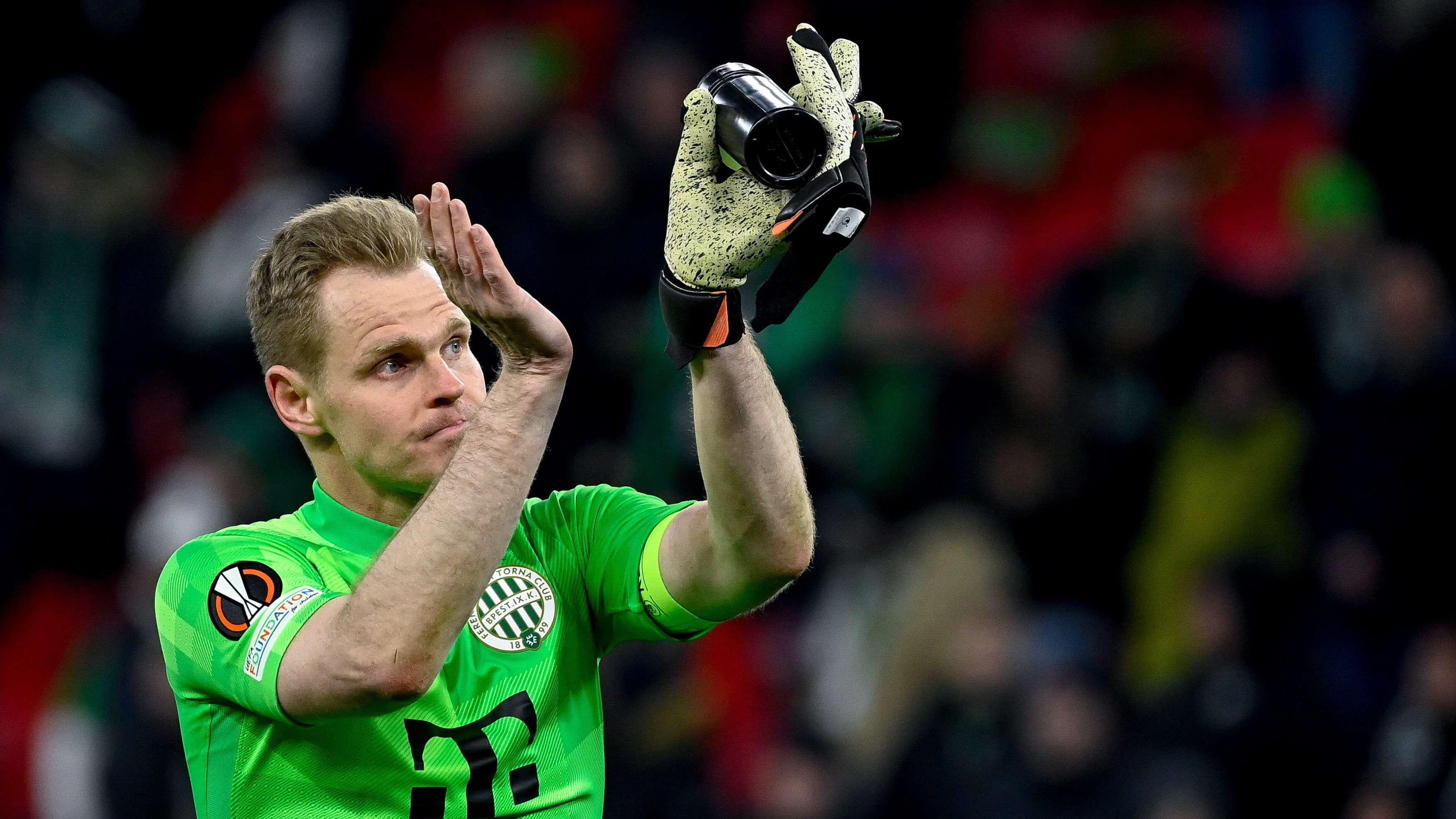 A ferencvárosi Dibusz Dénes kapus a labdarúgó Európa-liga nyolcaddöntőjében játszott Ferencváros - Bayer Leverkusen visszavágó mérkőzés végén a Puskás Arénában