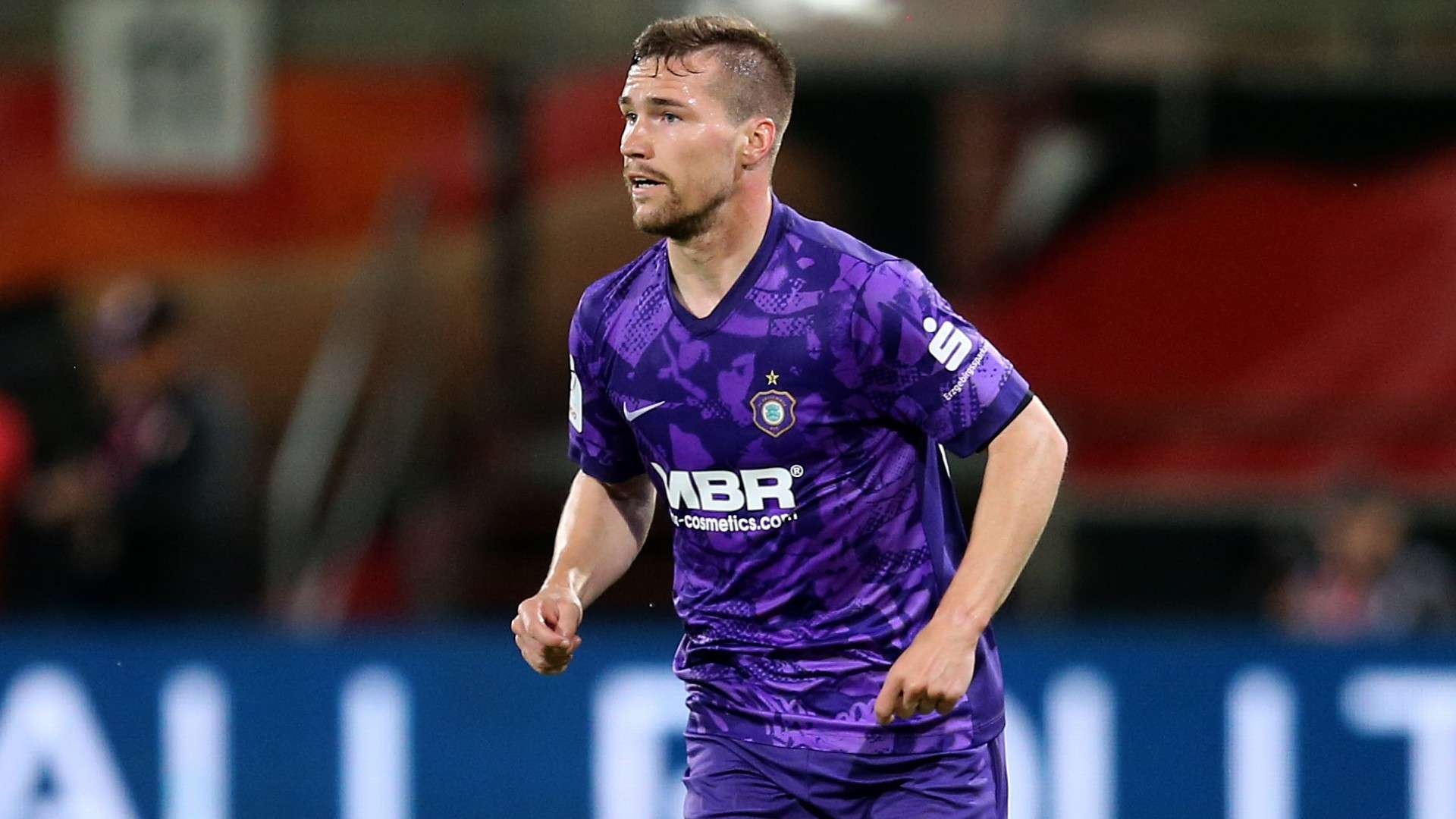 Anthony Barylla of Aue runs with the ball