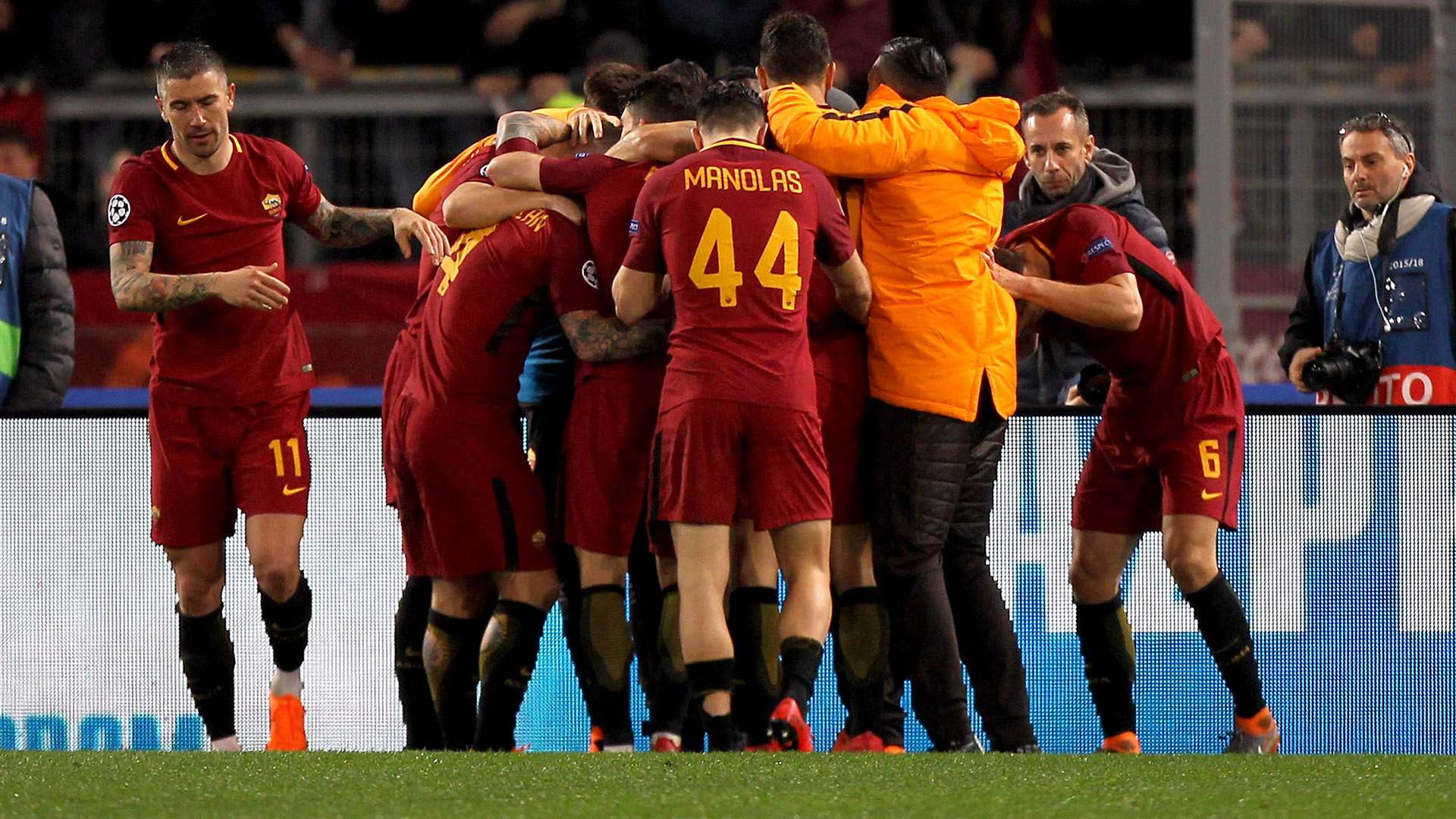 Roma celebrating vs Shakhtar Champions League