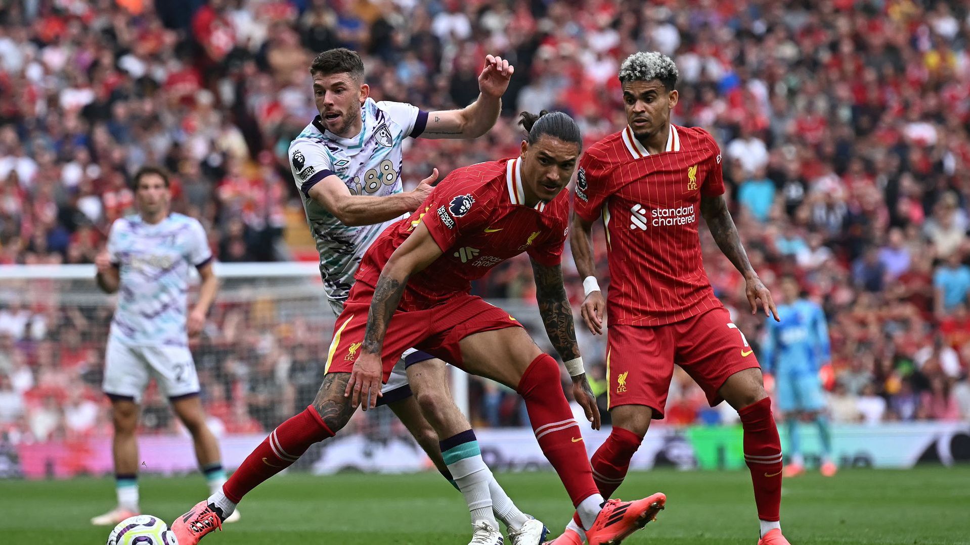 Luis Diaz Darwin Nunez Liverpool 2025 contrasto