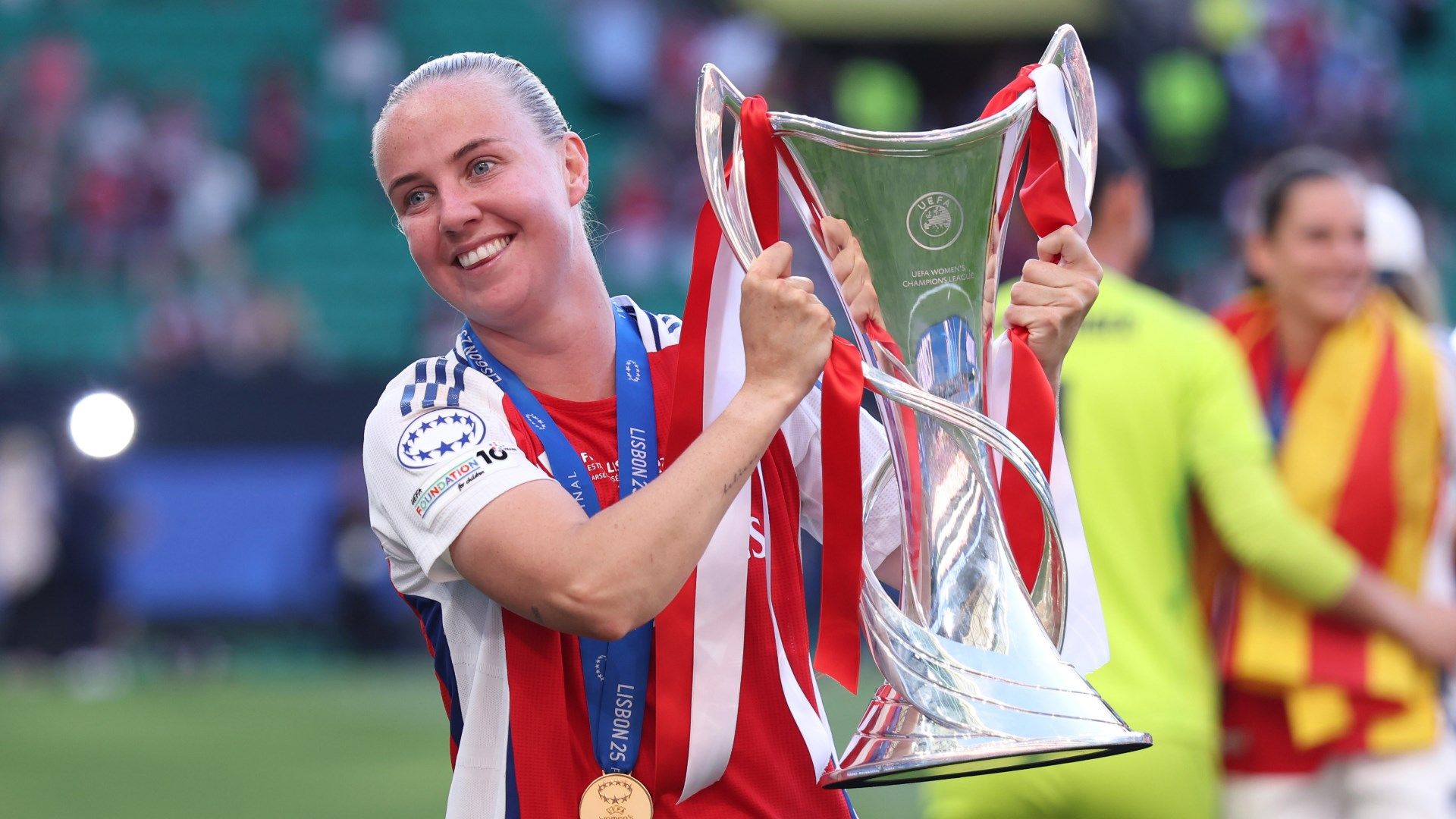 Beth Mead Arsenal UWCL trophy 2024-25