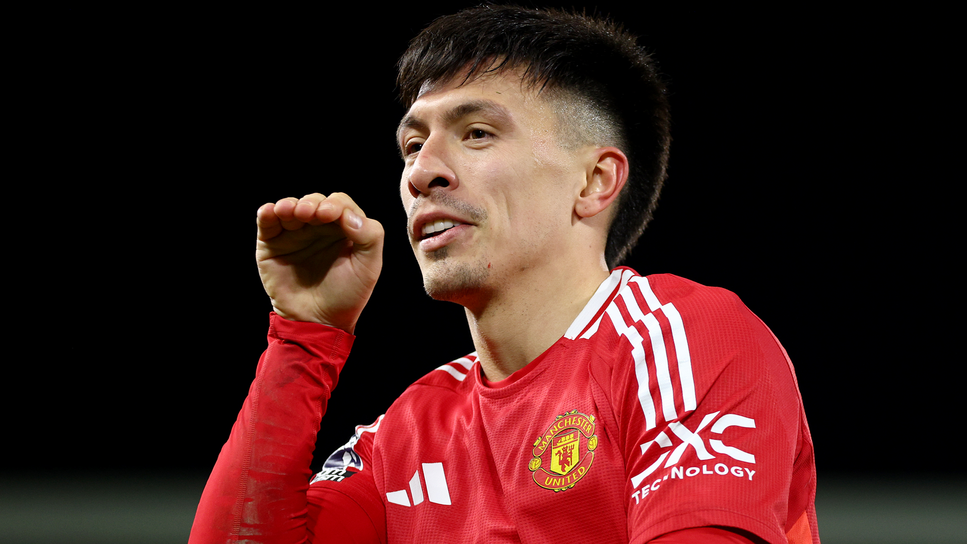 'He's a disgrace!' - Lisandro Martinez labelled a 'dirty thug' after two-footed lunge on Adama Traore as fans rage over Man Utd defender escaping red card | Goal.com UK
