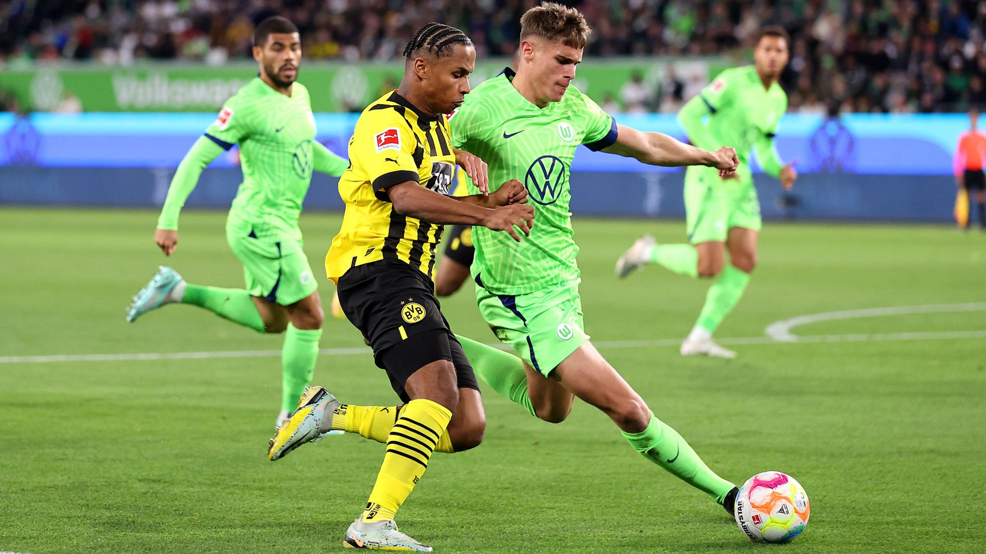 KARIM ADEYEMI BORUSSIA DORTMUND MICKY VAN DE VEN WOLFSBURG BUNDESLIGA 08112022